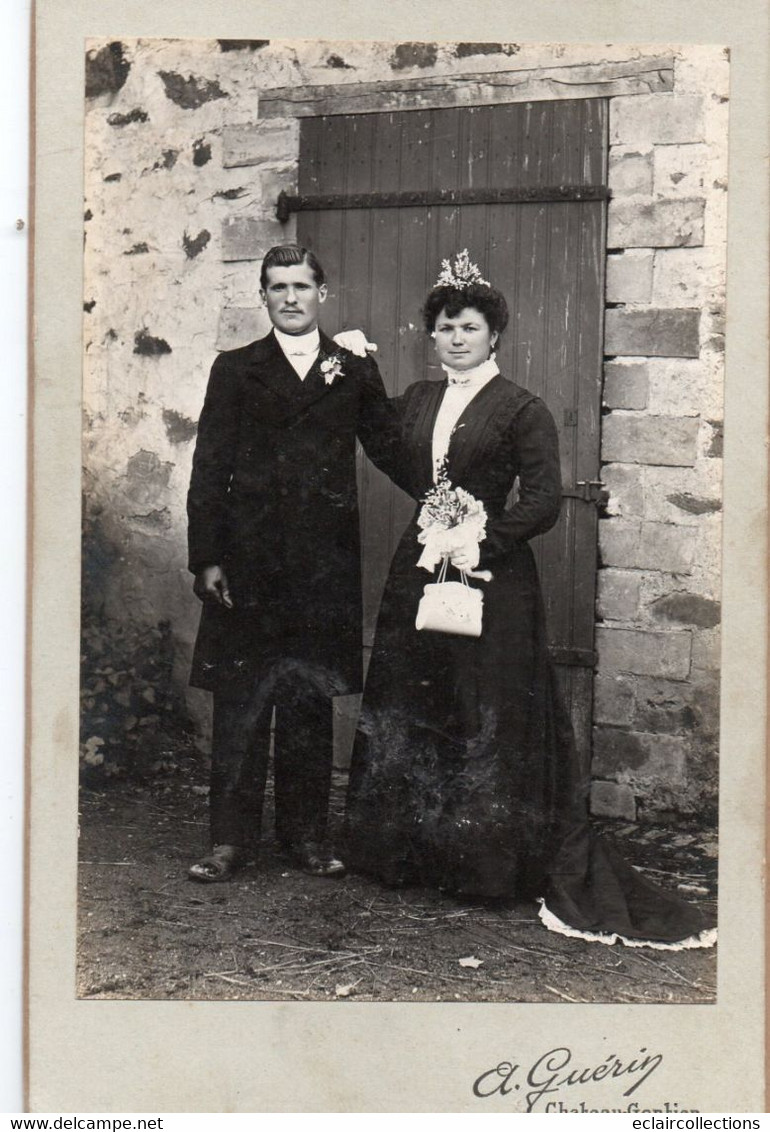 Photographie : Couple De Mariés. Guérin Photo 53 Chateau-Gontier Dos Non écrit    (voir Scan) - Personas Anónimos