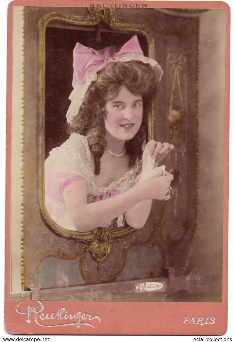 Photographie :  Cliché Reutlinger. Femme Comédienne Ou Artiste Lyrique .  Colorisée Cartonnée   16x11 (voir Scan) - Lieux