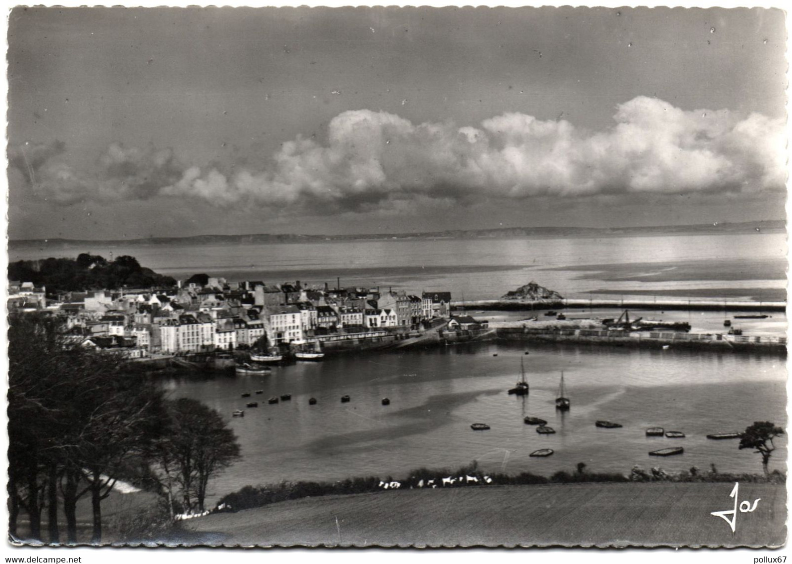 CPSM DE DOUARNENEZ  (FINISTERE)  LE PORT ET SA NOUVELLE DIGUE AU FOND DE LA BAIE - Douarnenez