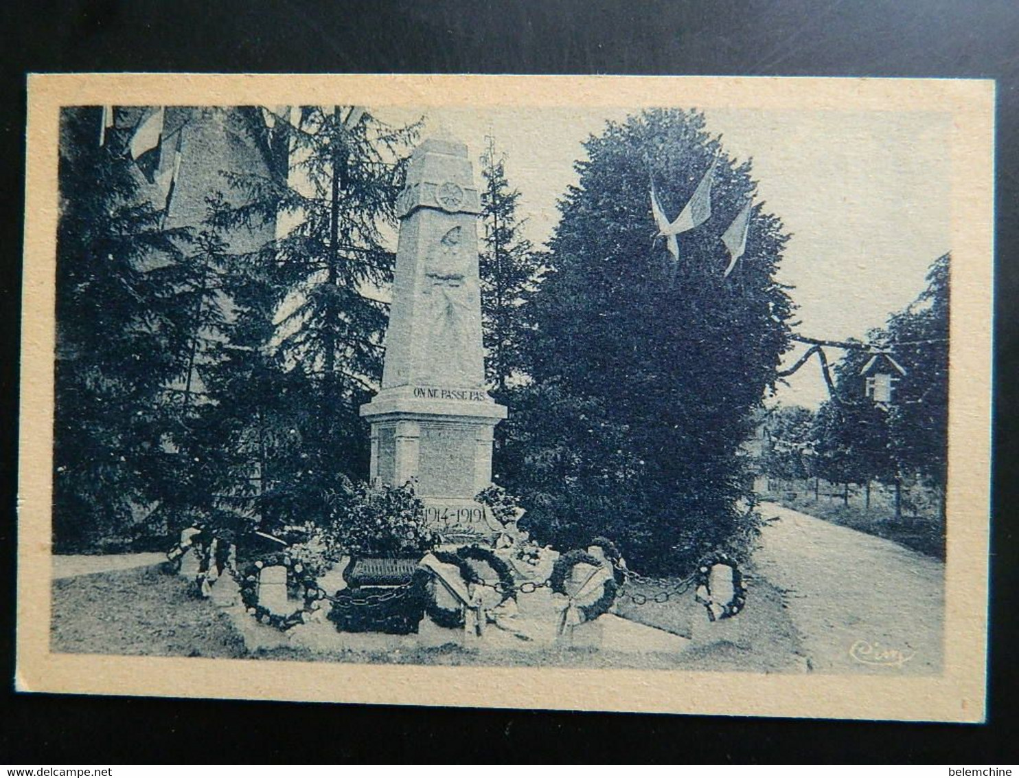 RIOZ                          LE MONUMENT AUX MORTS - Rioz