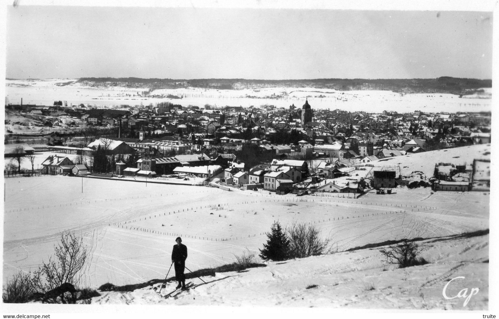 PONTARLIER VUE GENERALE (SOUS LA NEIGE ) SKIEUR - Pontarlier