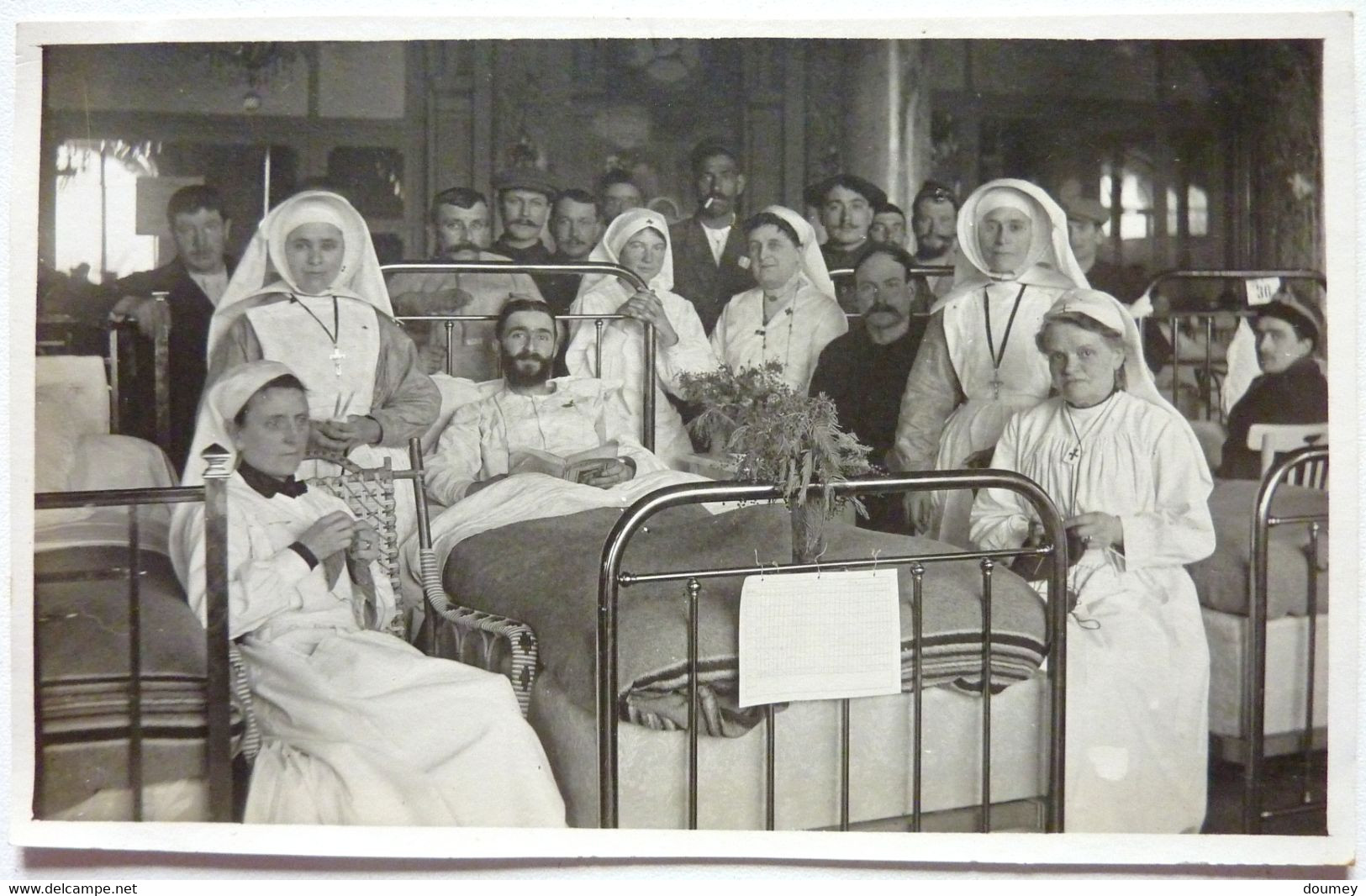 CARTE PHOTO - BLESSÉS EN CONVALESCENCE ET INFIRMIÈRES - HOPITAL MILITAIRE Á L'HOTEL CARLTON 1914-18 - CANNES - Cannes