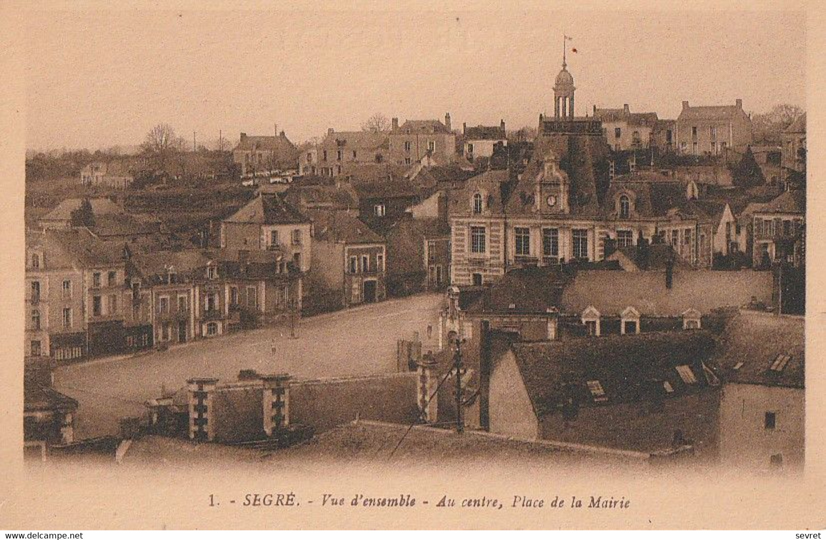 SEGRE.- Vue D'ensemble - Au Centre, Place De La Mairie - Segre