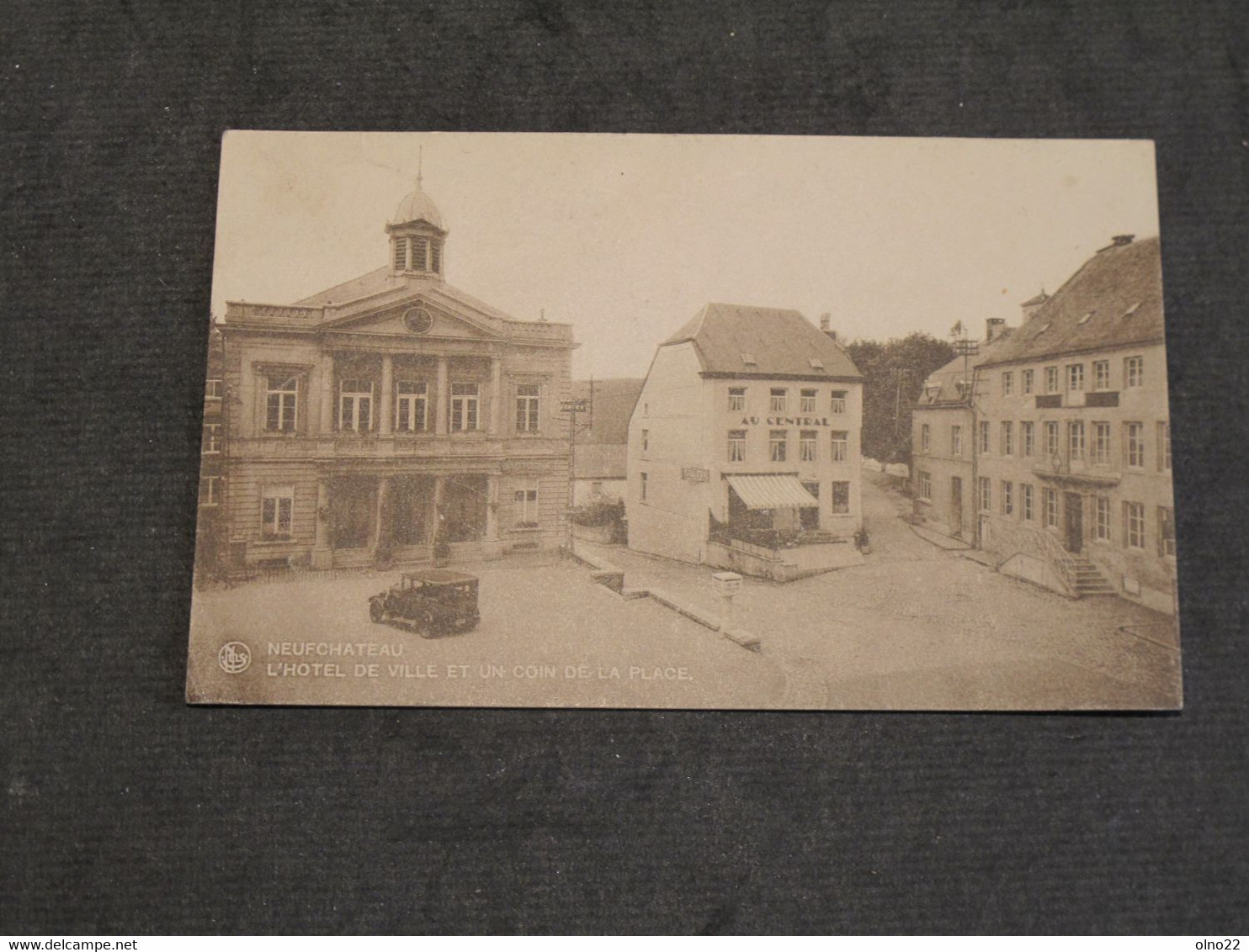 NEUFCHATEAU - L'HOTEL DE VILLE ET UN COIN DE LA PLACE - CAFE "AU CENTRAL" - Neufchâteau