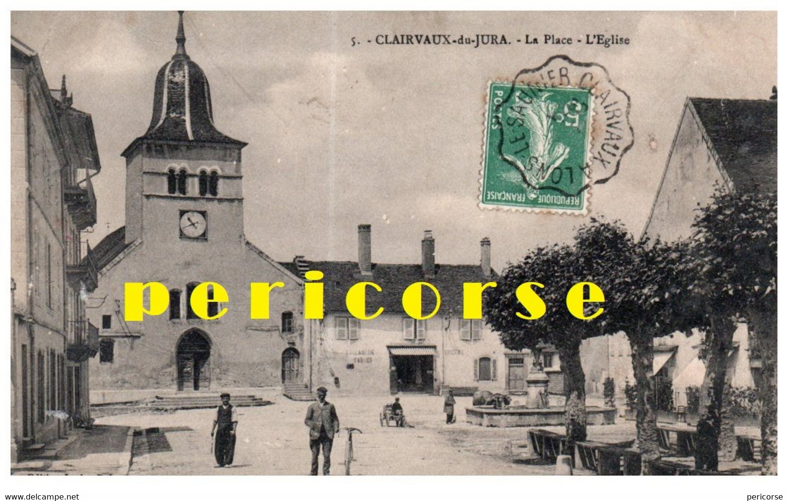 39  Clairvaux Du Jura  Groupe De Personnes ,la Place L'église La Fontaine - Clairvaux Les Lacs
