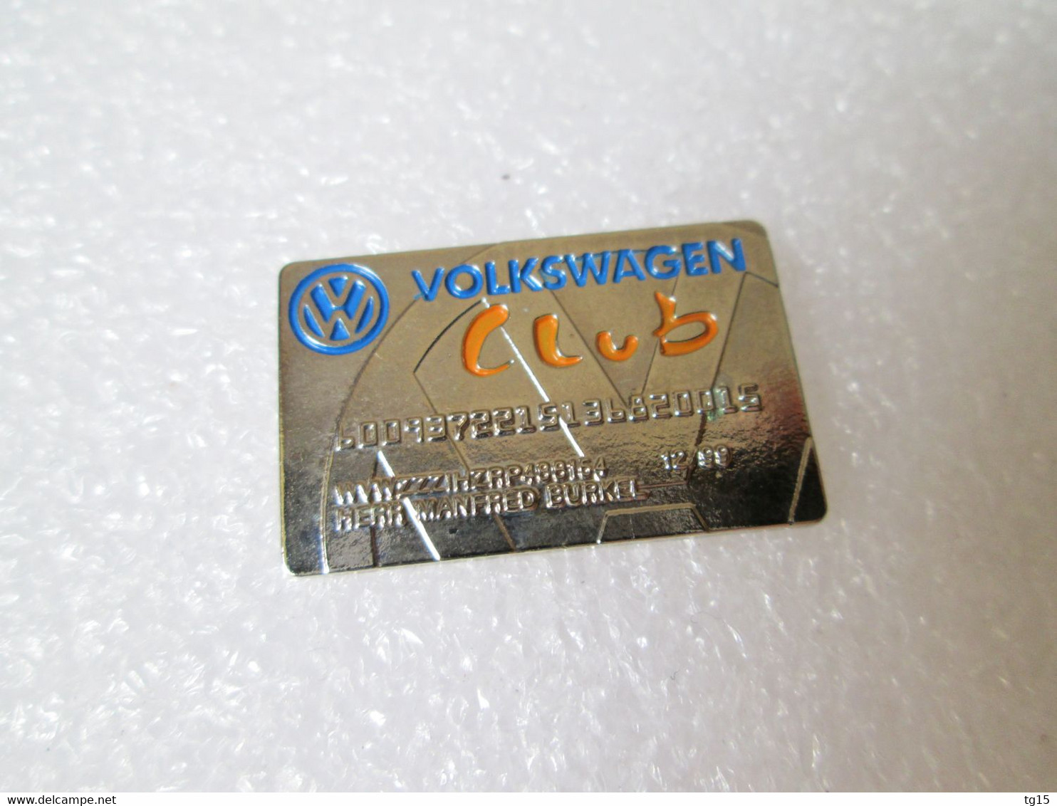 PIN'S    VOLKSWAGEN   CLUB    Version   Argent  Brillant - Volkswagen