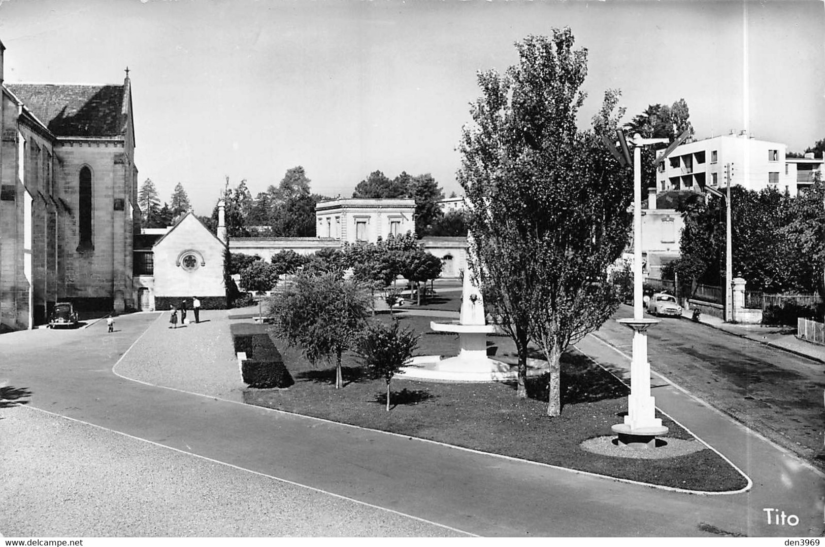 MERIGNAC (Gironde) - Place Charles De Gaulle - L'Ecole Des Filles - Lampadaires - Merignac