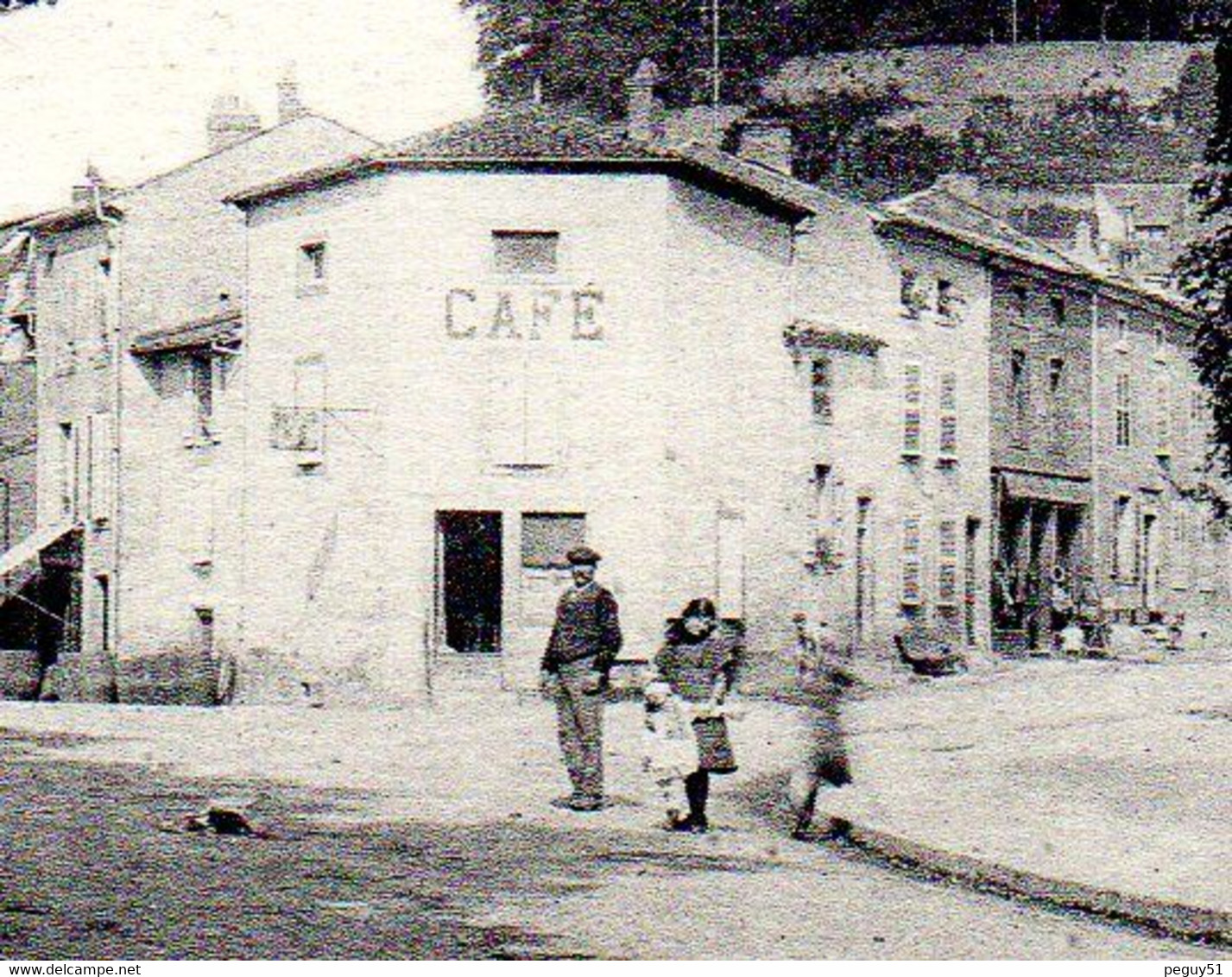 54. Briey. Rue De Metz Et Rue Des Foires. Café. Passants. - Briey