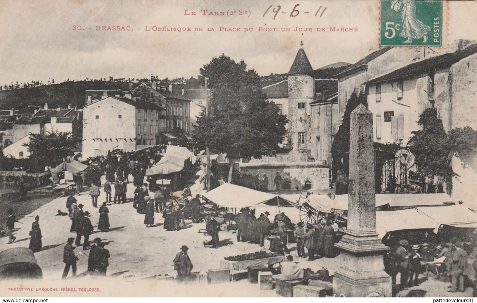 CPA (81) BRASSAC L' Obélisque De La Place Du Pont Un Jour De Marché Marchand Ambulant - Brassac