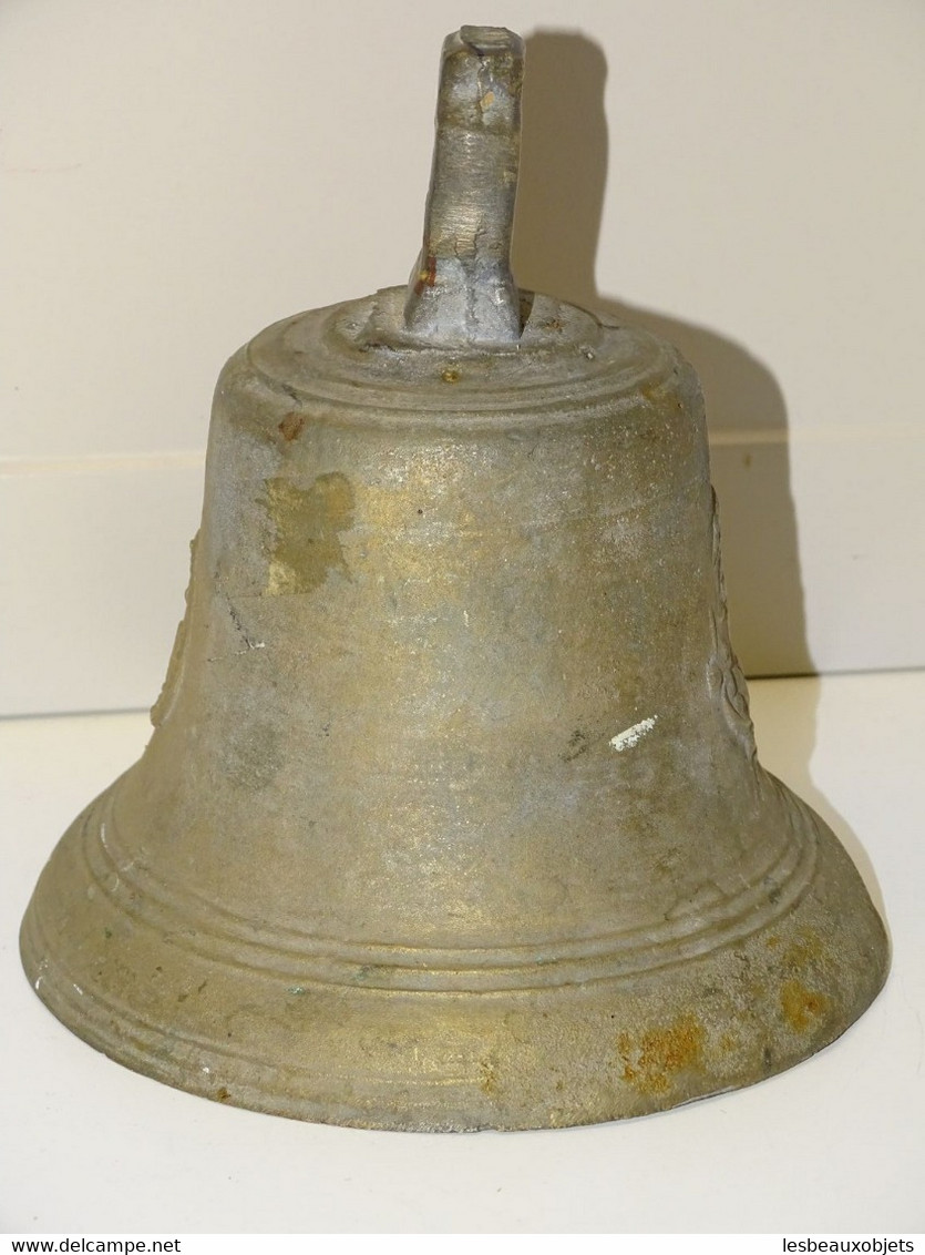 *BELLE ANCIENNE CLOCHE BRONZE de COUVENT ou AUTRE EDIFICE RELIGIEUX IHS BELL   E