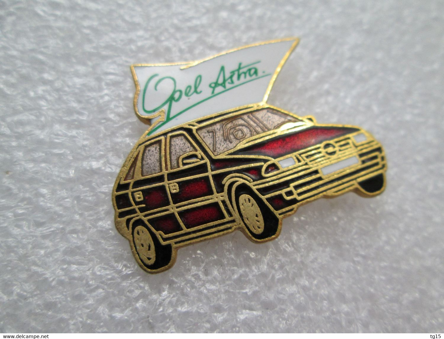 PIN'S    OPEL  ASTRA   ROUGE   Email Grand Feu  DEMONS ET MERVEILLES - Opel