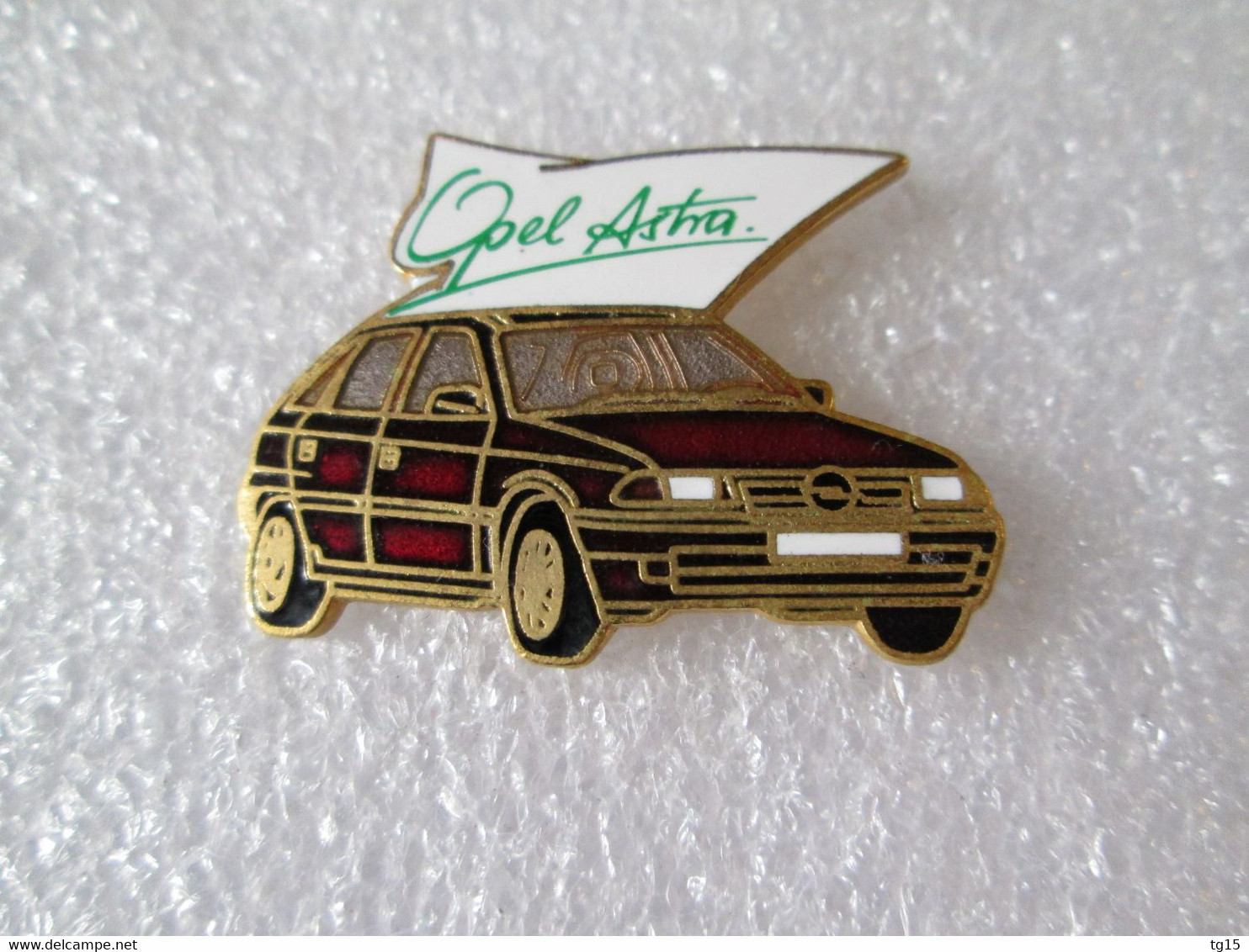 PIN'S    OPEL  ASTRA   ROUGE   Email Grand Feu  DEMONS ET MERVEILLES - Opel