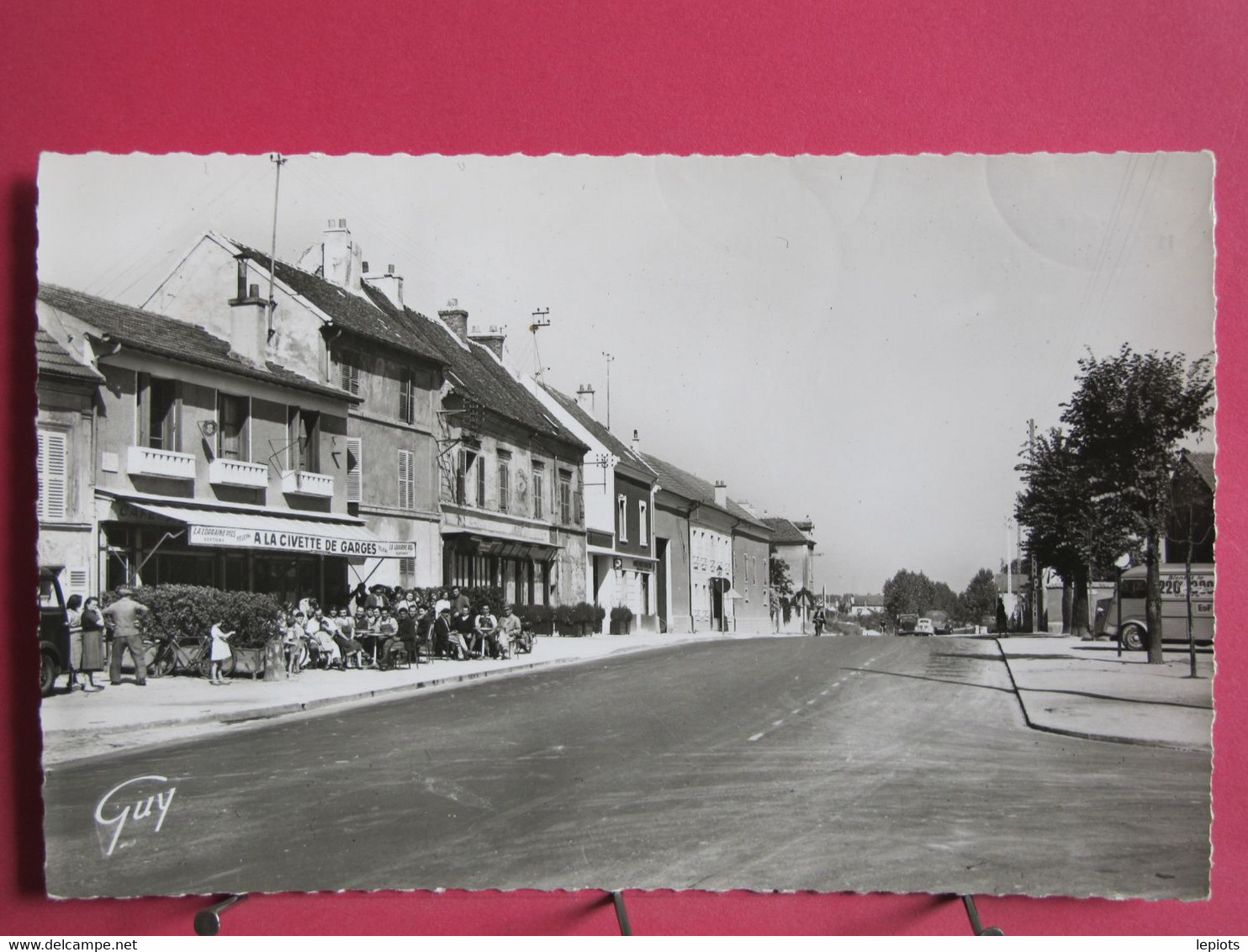 Visuel Pas Très Courant - 95 - Garges Lès Gonesse - L'Avenue De Stalingrad - Tabac Veuve Pouget - R/verso - Garges Les Gonesses