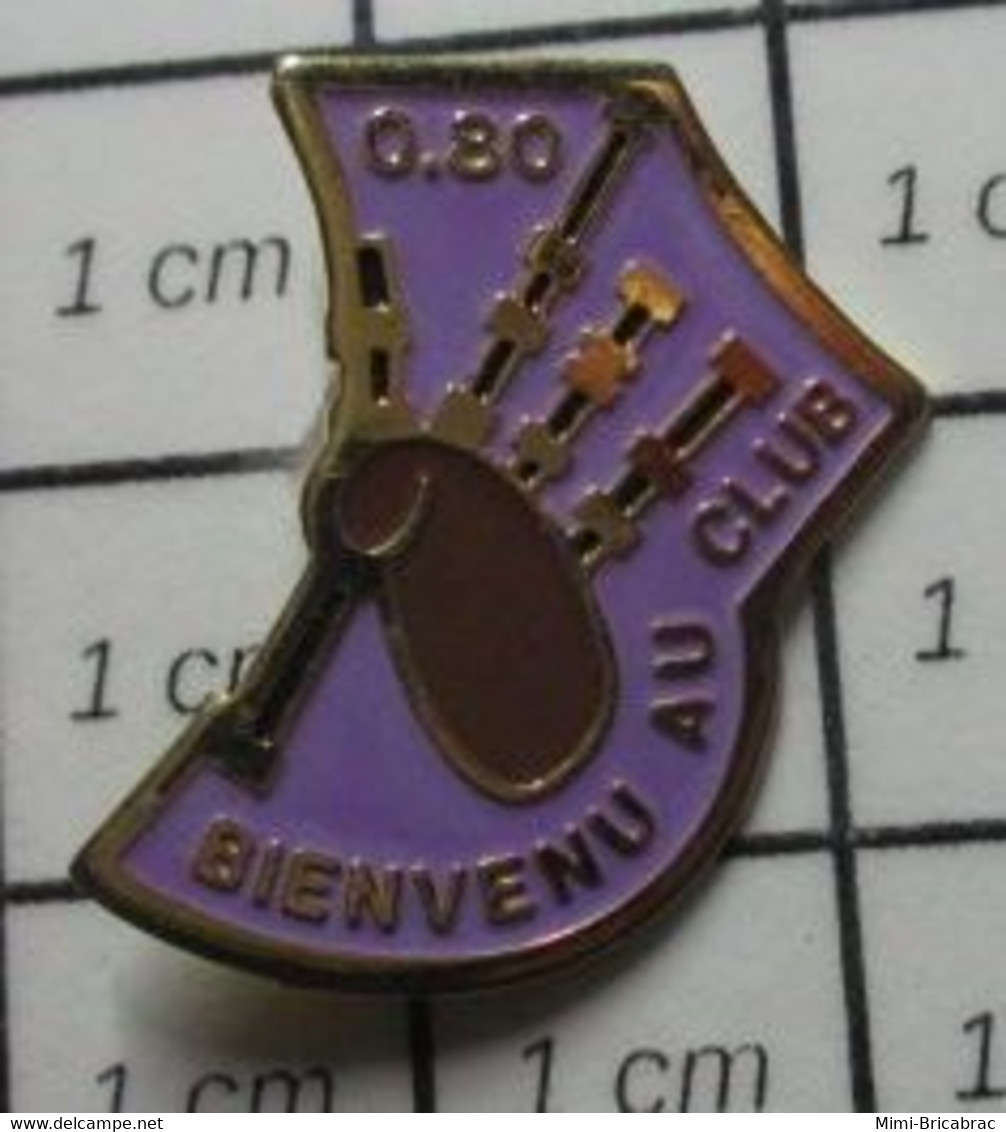 1316A Pin's Pins / Beau Et Rare / THEME : MUSIQUE / CORNEMUSE BOMBARDE BINIOU BIENVENU AU CLUB - Musique