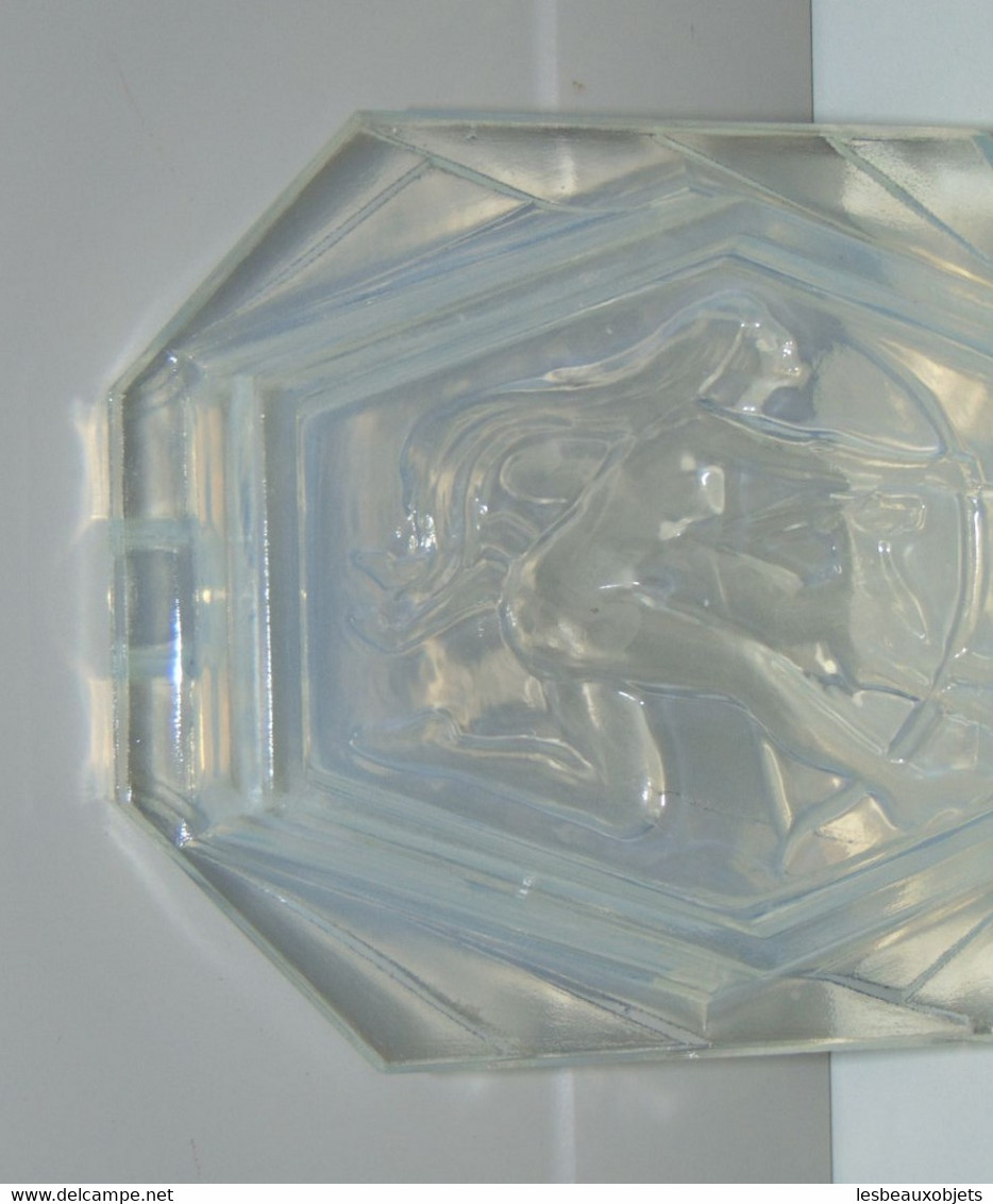 *CENDRIER VERRE OPALESCENT SIGNE ASTROLOGIQUE SAGITTAIRE COLLECTION DECO XXe  E