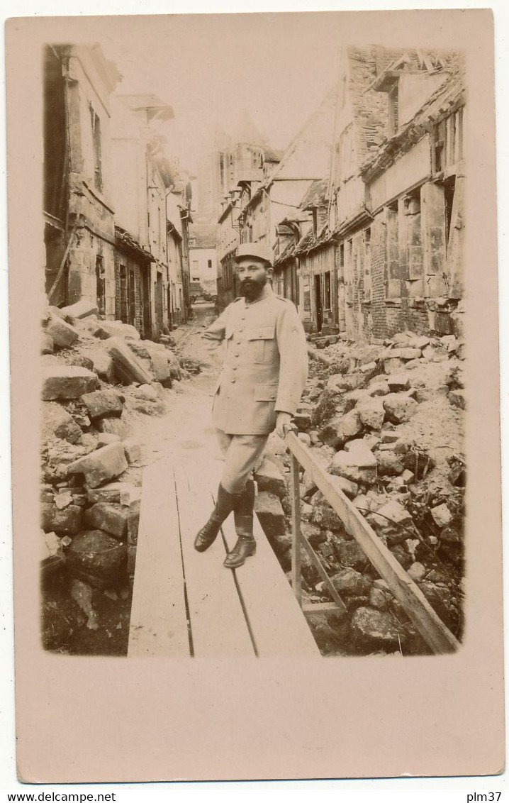 Carte Photo à Localiser - Militaire Debout Sur Une Passerelle Improvisée, Ruines - Oorlog 1914-18