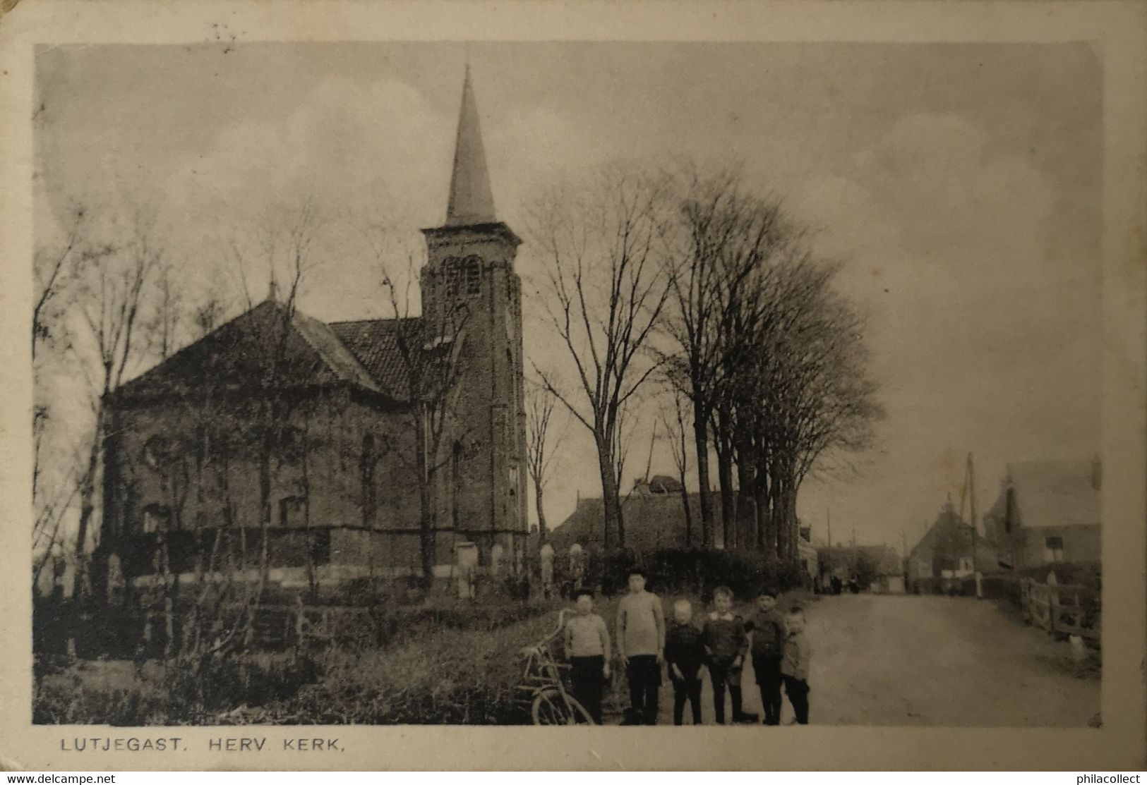 Lutjegast (Grn.) Herv. Kerk En Omgeving (met Volk) 1934 - Autres & Non Classés