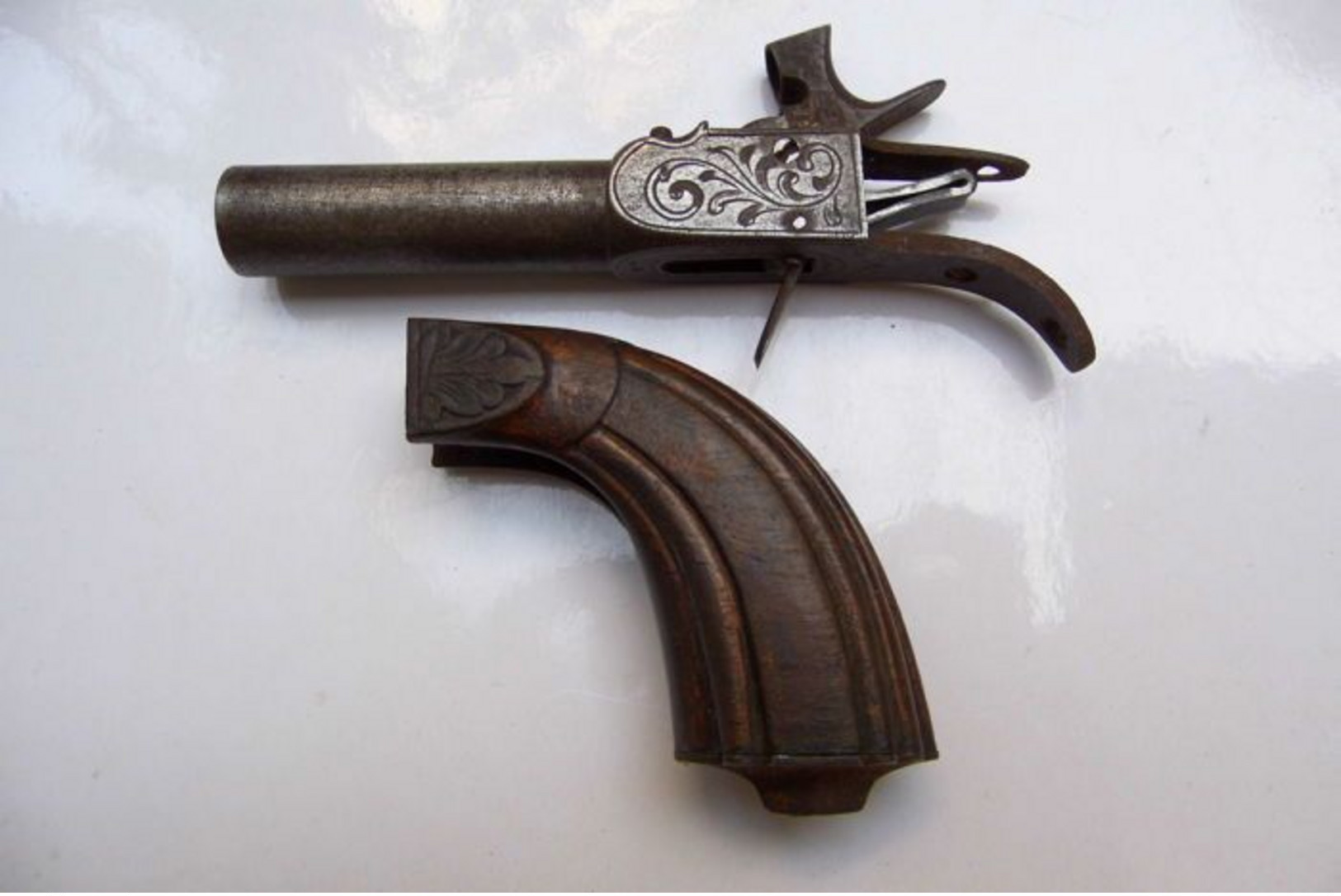 Percussion pistol, chest or punch. Renaissance butt. Damask barrel with four stripes. beginning 1800