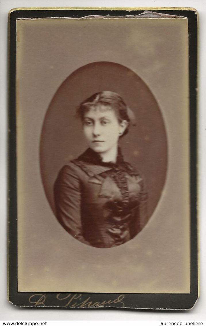 PETIT CDV  1880 1900 PORTRAIT DE  FEMME   B  PIPAUD    11 RUE  CREBILLON  NANTES - Anonymous Persons