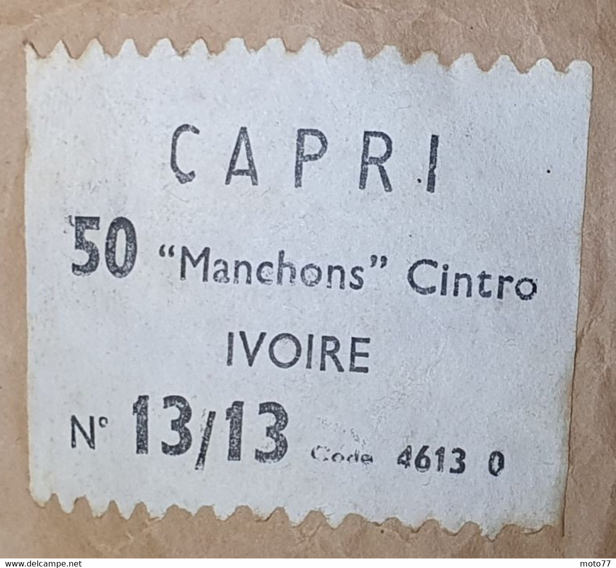 Ancienne BOITE De 50 MANCHONS En PLASTIQUE Blanc Ivoire - Pour Relier Ensemble Des Tubes électriques - Vers 1960 - Otros Aparatos