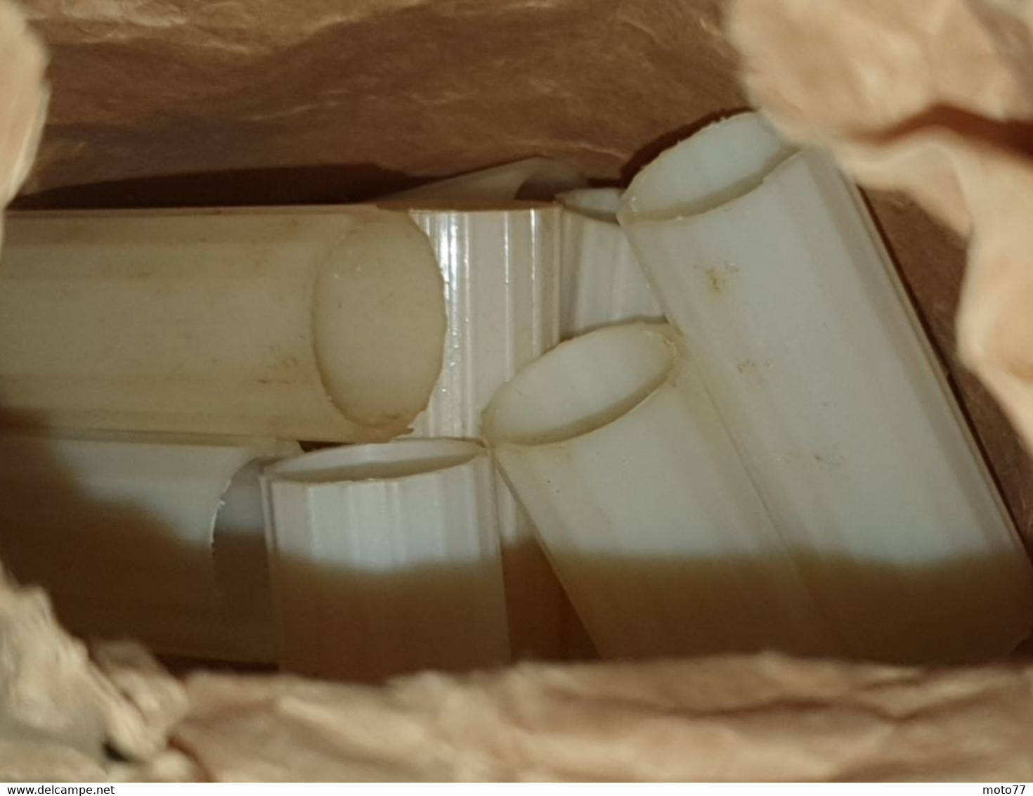 Ancienne BOITE de 50 MANCHONS en PLASTIQUE blanc ivoire - Pour relier ensemble des tubes électriques - vers 1960