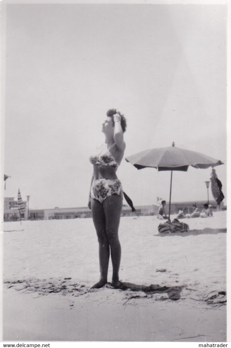 Old Original Photo - Woman In Bikini On The Beach - 12.5x8.5 Cm - Anonyme Personen