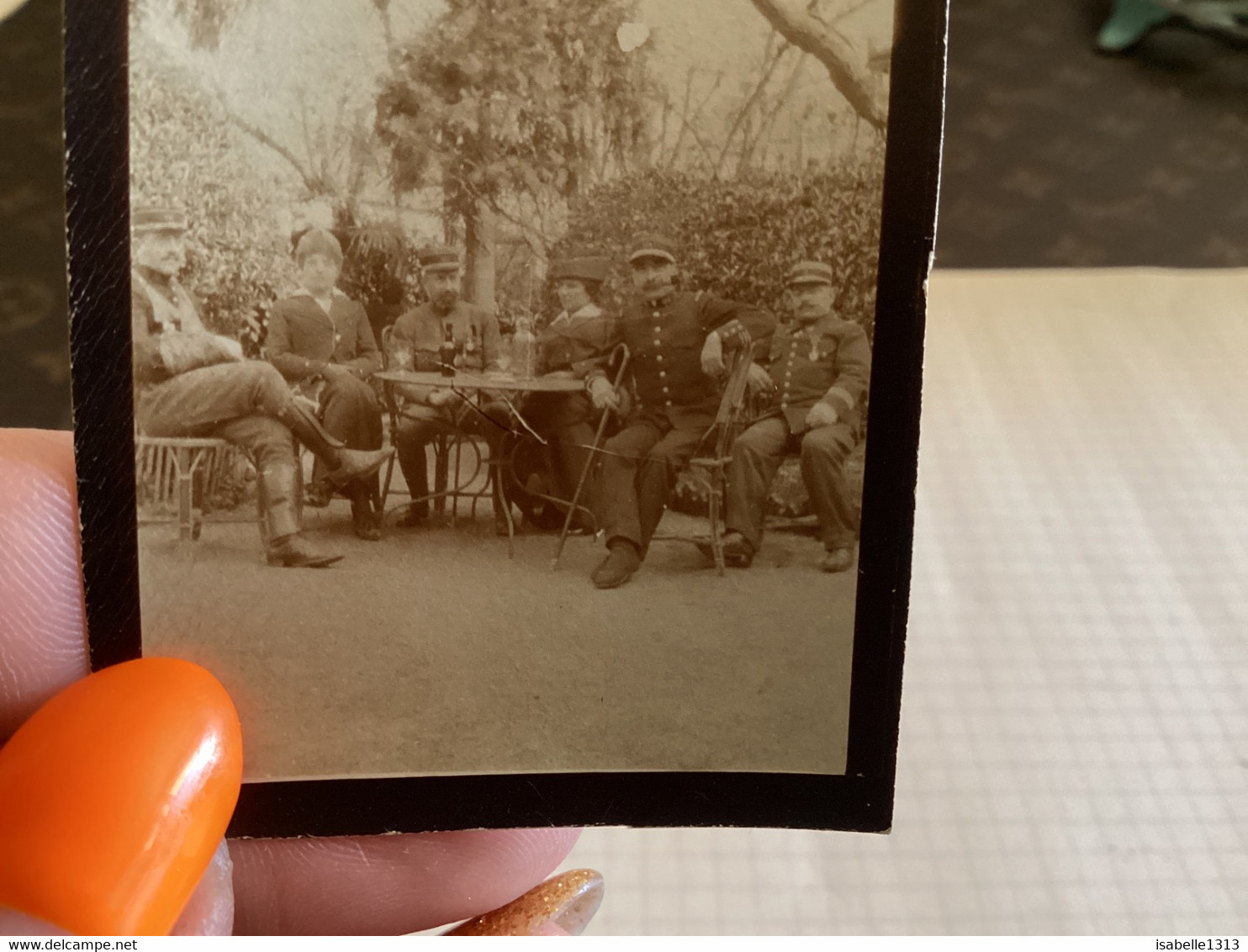 Photo Noir Et Blanc Très Ancienne Militaire Militaire Assis à Table Avec Femme Médaillé Saint Avertin - War, Military