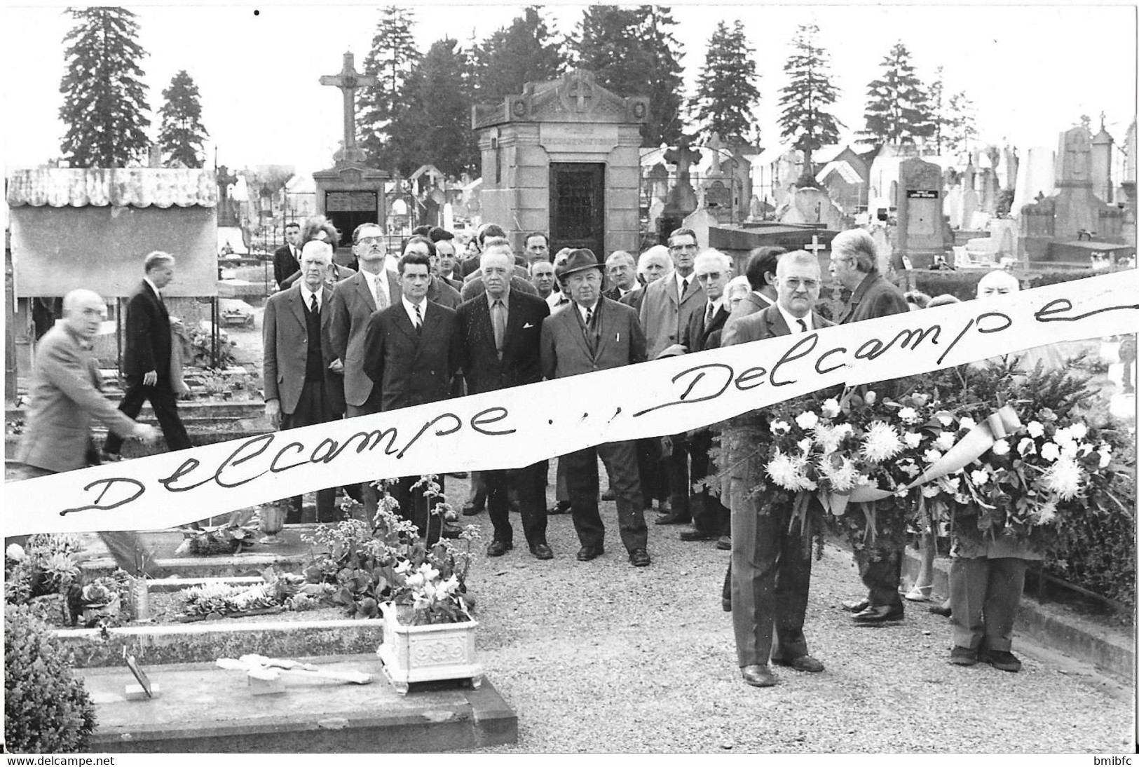 Dépôt De La Gerbe à La Stèle Des Rapatriés à Vichy Le Samedi 29 Avril - VICHY-PHOTO 18, Rue Beauparlant VICHY - Places