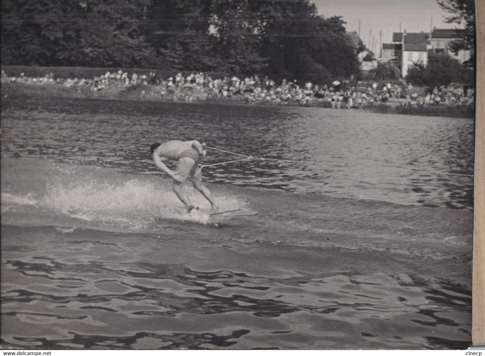 PHOTOGRAPHIE SKI NAUTIQUE SUPERBE PLAN SKIEUR En Action Faisant Une Figure Concours Spectateurs - Water-skiing