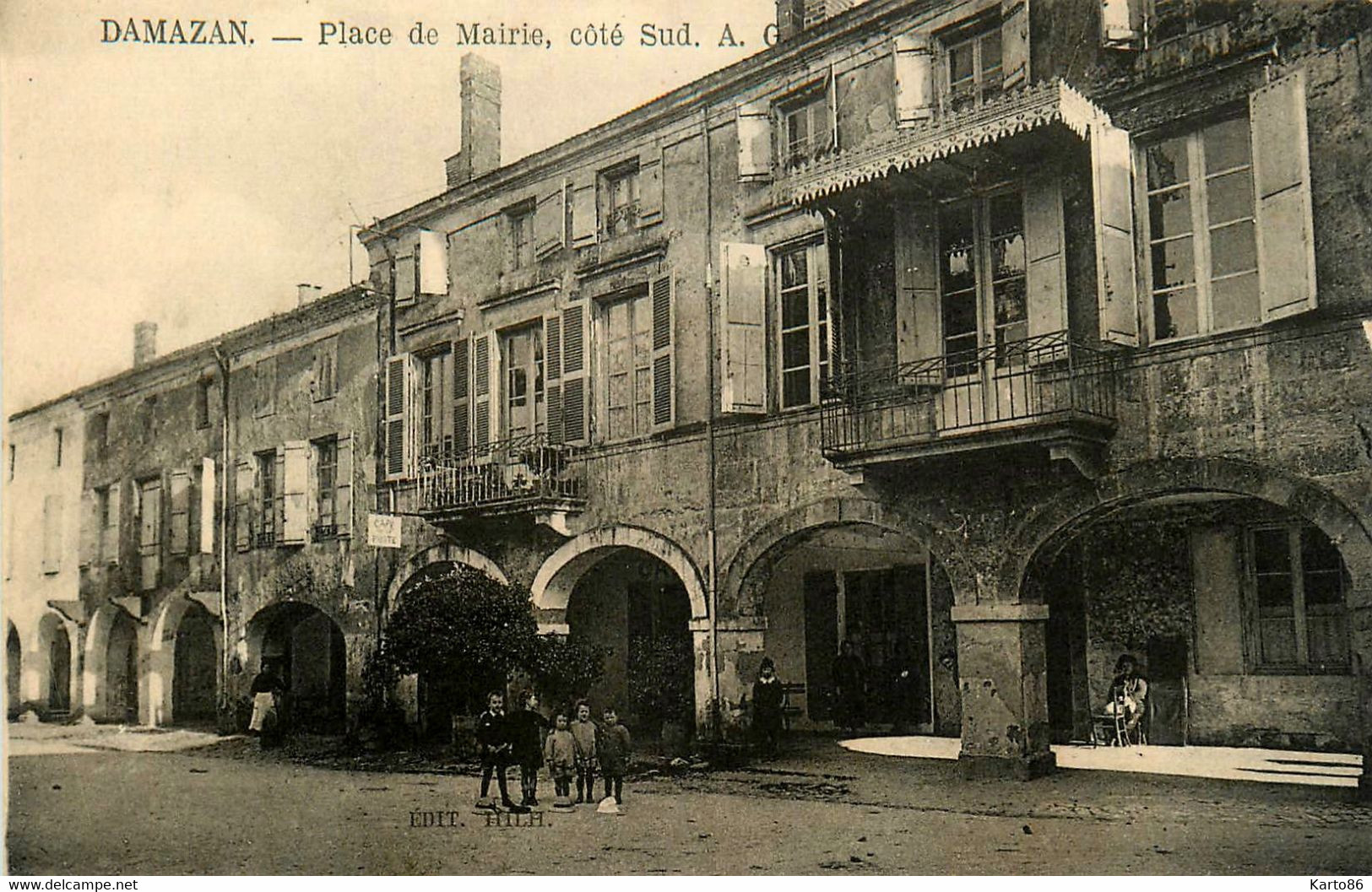 Damazan * Place De La Mairie , Côté Sud * Villageois - Damazan