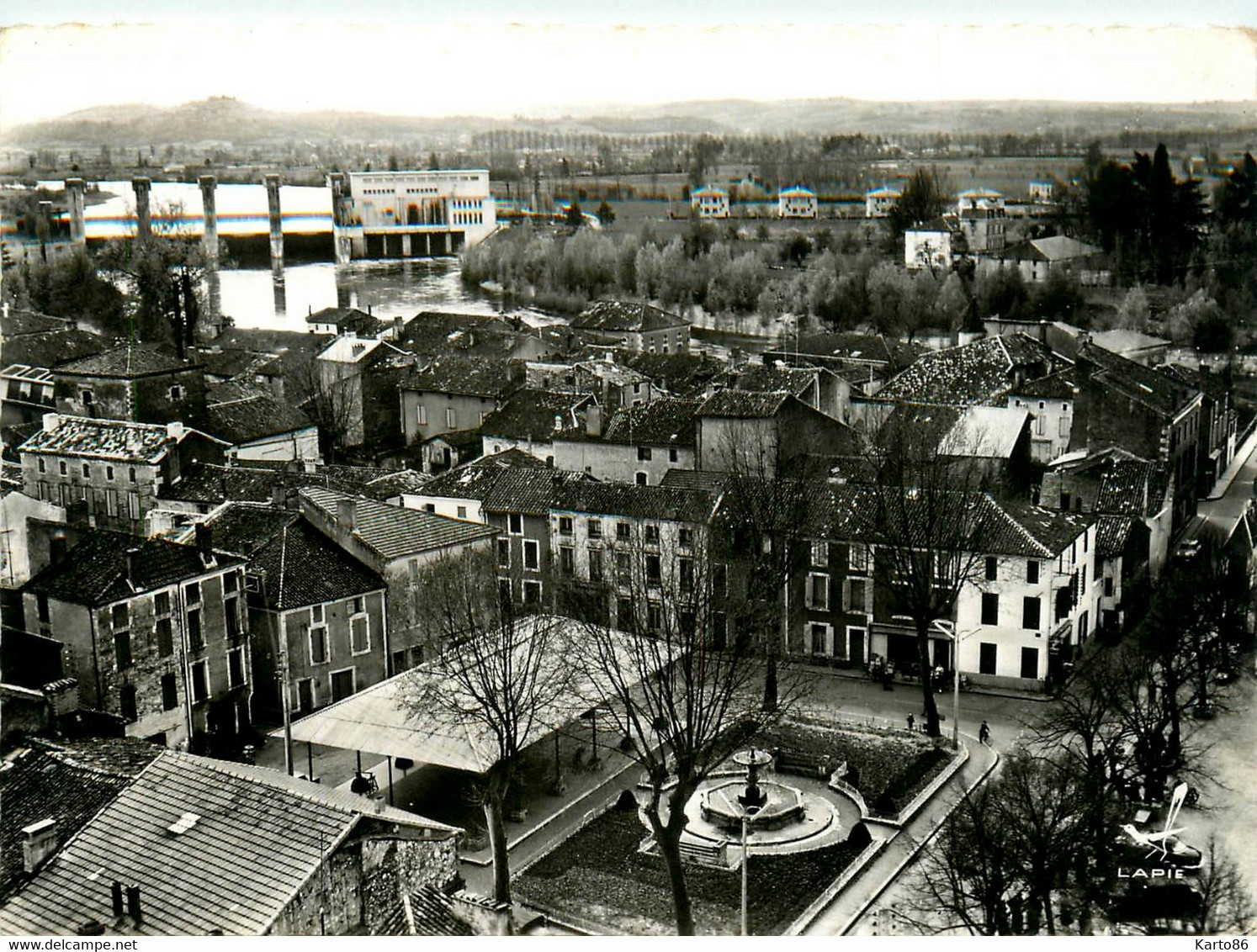 Castelmoron * Vue Aérienne Sur La Place Et Le Barrage - Castelmoron