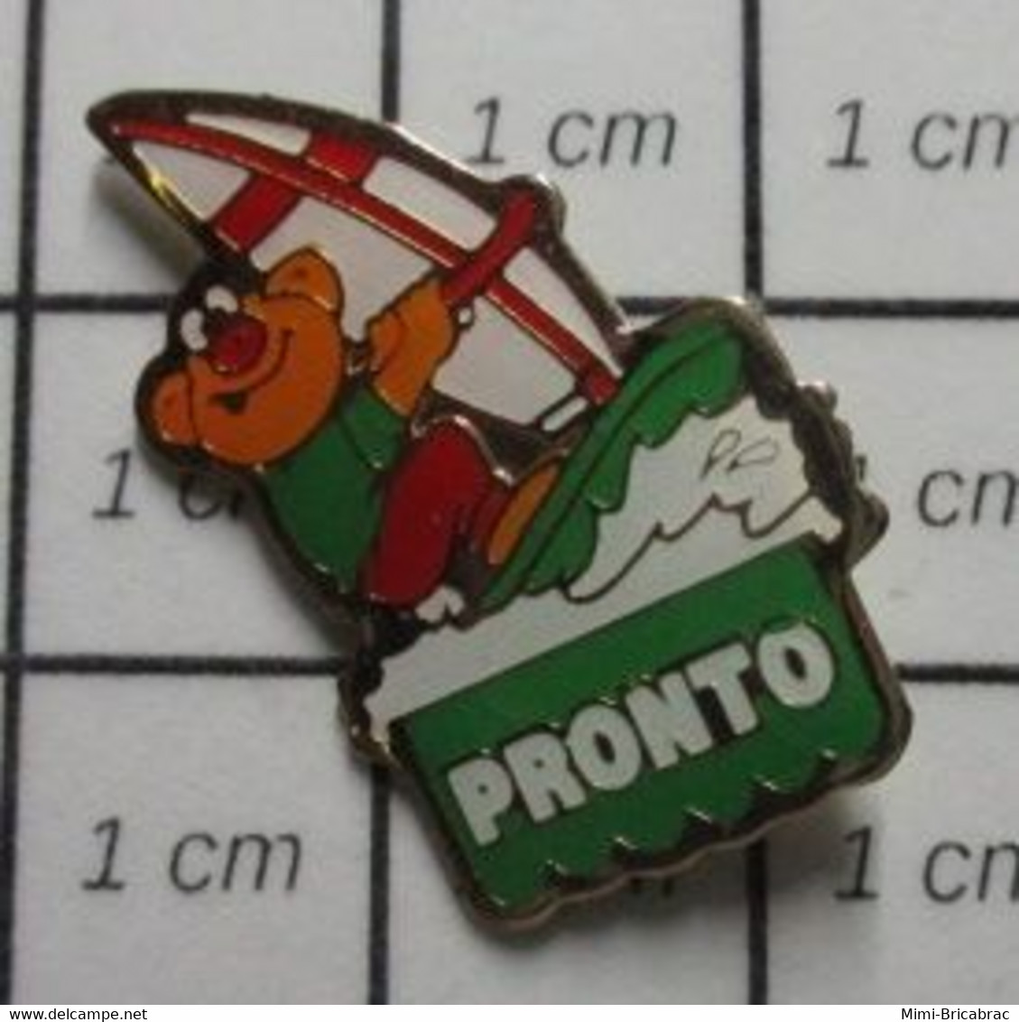 1416a Pin's Pins / Beau Et Rare / THEME : SPORTS / OURS ORANGE FAISANT DE LA PLANCHE A VOILE PRONTO - Vela