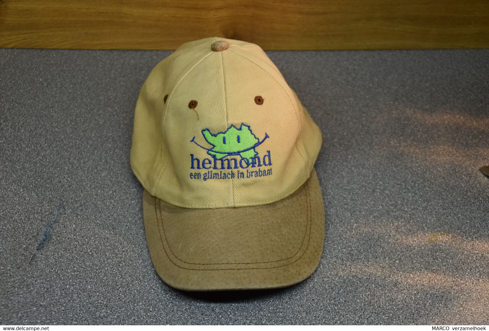 Pet - Cap HELMOND Een Glimlach In Brabant (NL) - Casquettes & Bobs