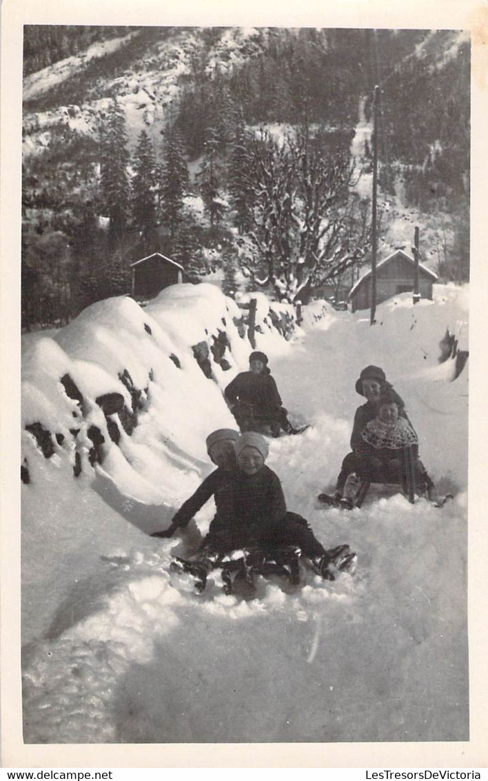 CPA Photo - Luge - Enfants Dans Des Luges Sur La Neige - Sports D'hiver - Photographie - Sports D'hiver