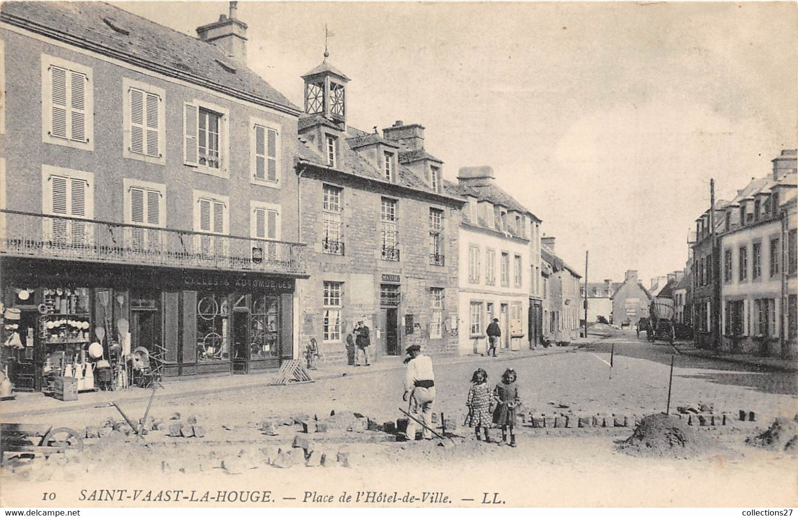 50-SAINT-VAAST-LA-HOUGUE-PLACE DE L'HÔTEL DE VILLE - Saint Vaast La Hougue