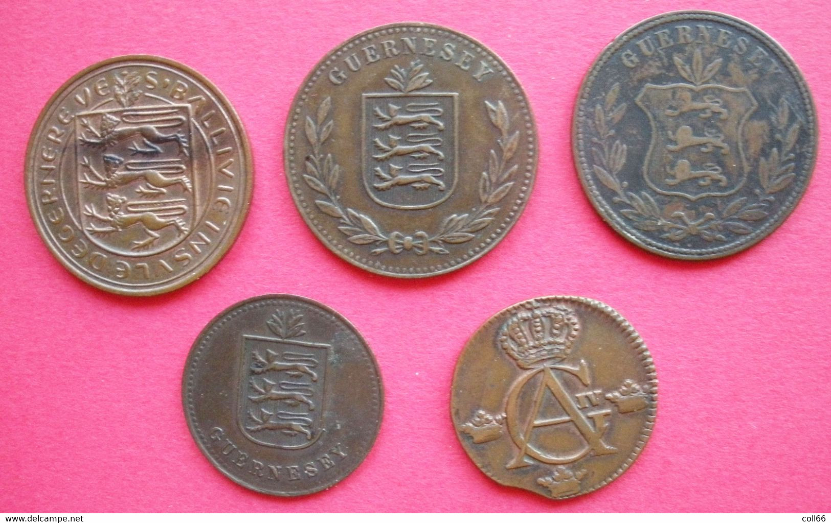 Lot De 5 Monnaies 4 Anciennes Guernesey Et 1 De 1807 De 1/4 De Skilling Avec Choc En Bas Dos Scanné - Collezioni