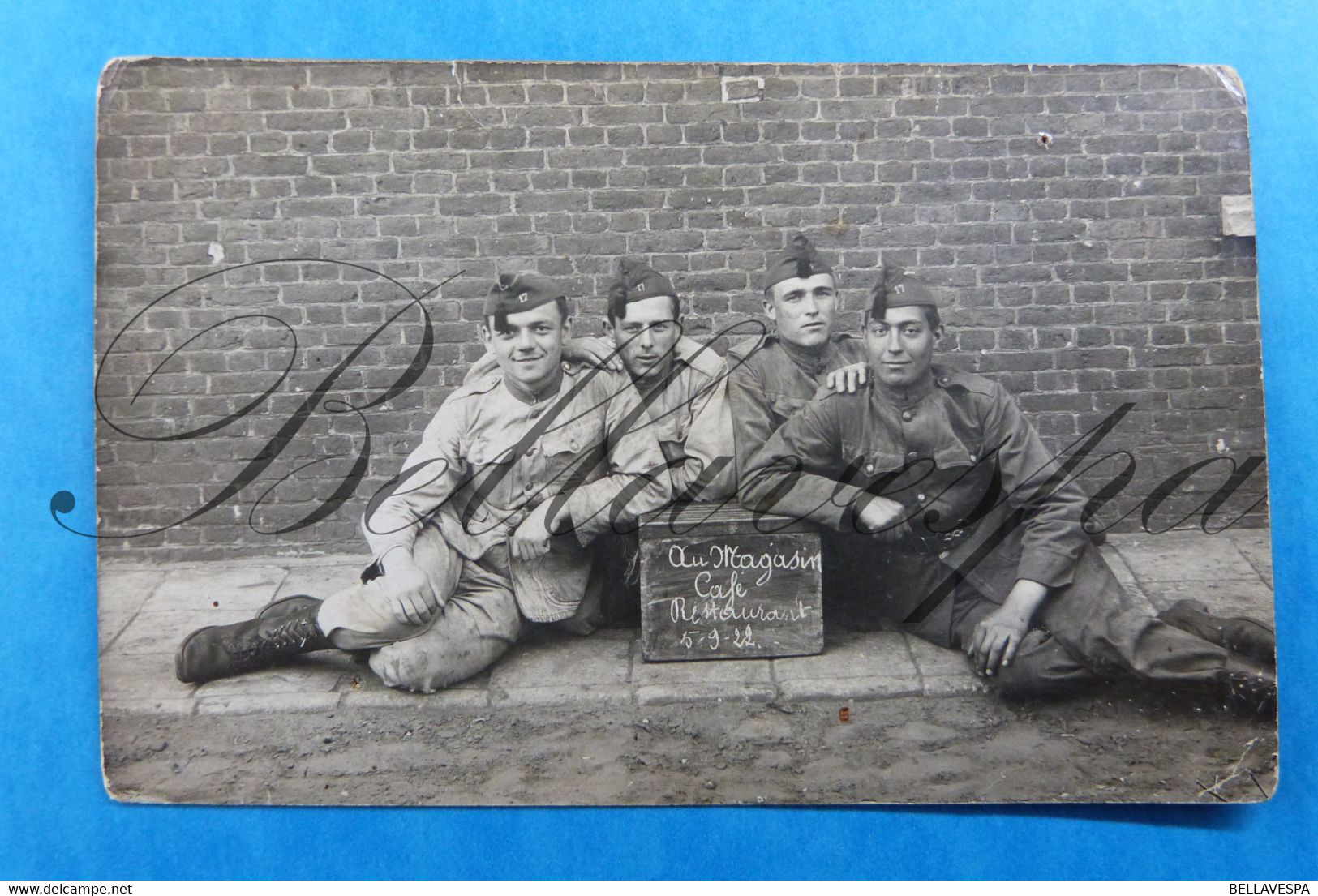 Au Magasin Café Restaurant Soldats Militaire 05-09-1922 Carte Photo-RPPC - Characters