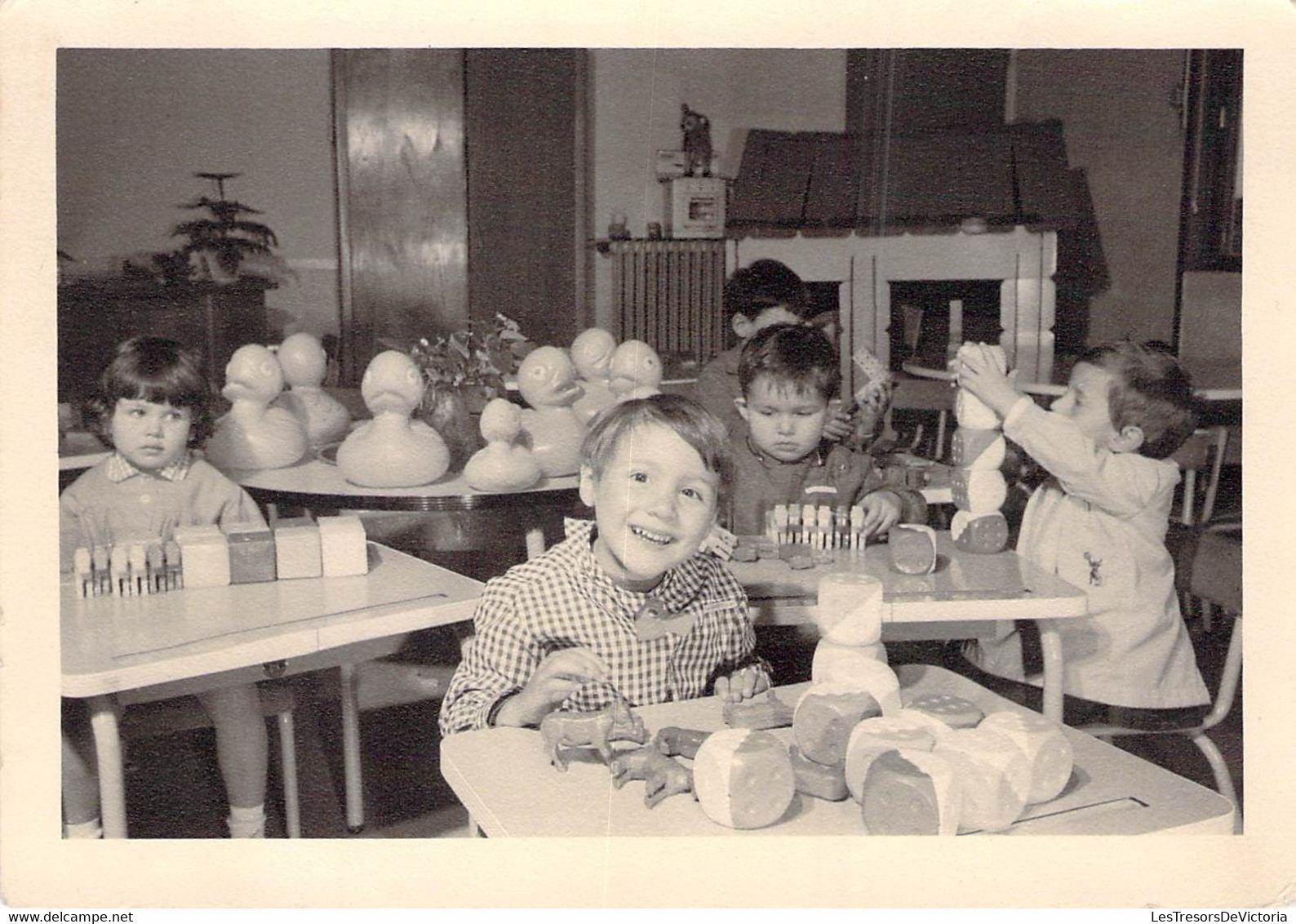 Photo 13x9 Cm D'un Groupe D'enfant En Train De Jouer Aux Dés - Canards De Bain En Plastique - Pedagogie - Oggetti