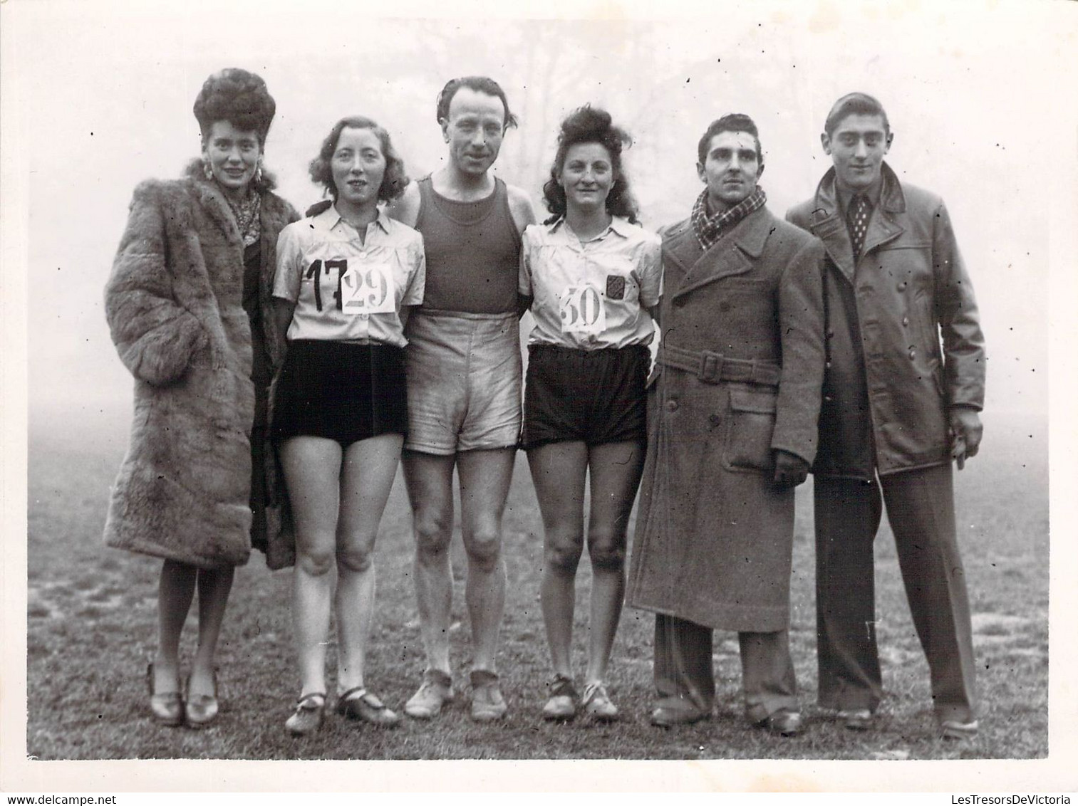 Lot De 2 Photographies JAC - Cross Delaune - Bois De Vincennes - Femmes Sportives - 31 Décembre 1944 - 18x13cm - Sport