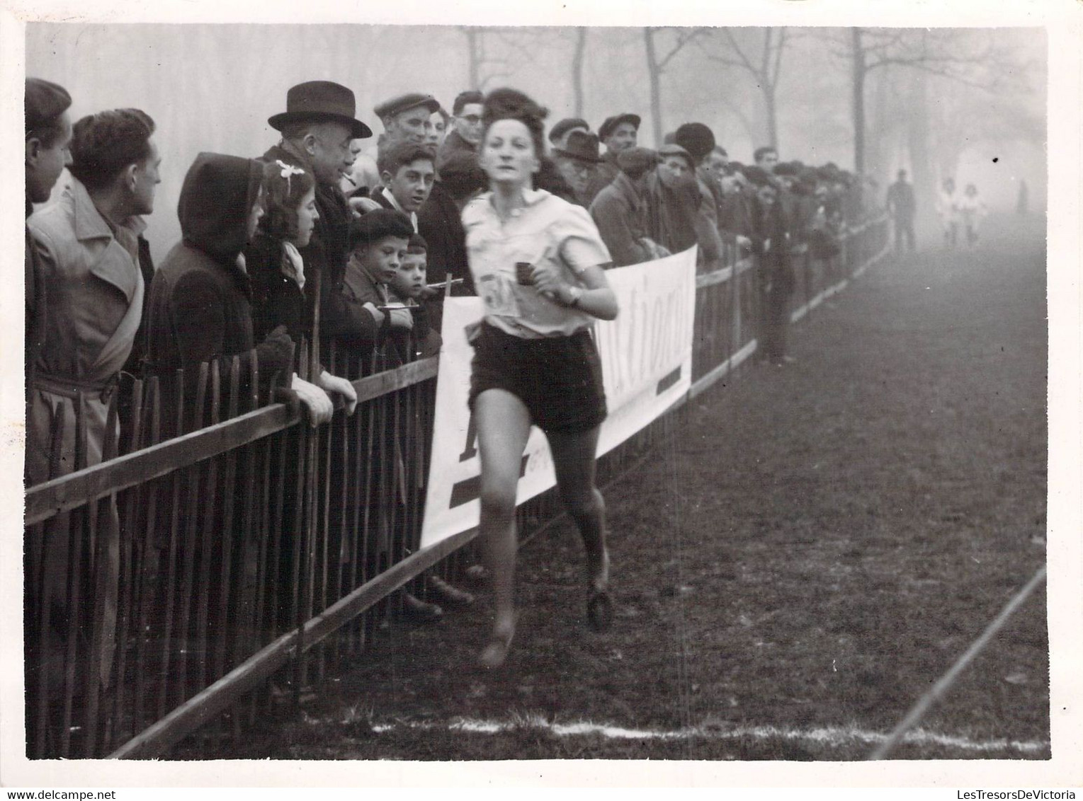 Lot De 2 Photographies JAC - Cross Delaune - Bois De Vincennes - Femmes Sportives - 31 Décembre 1944 - 18x13cm - Sports
