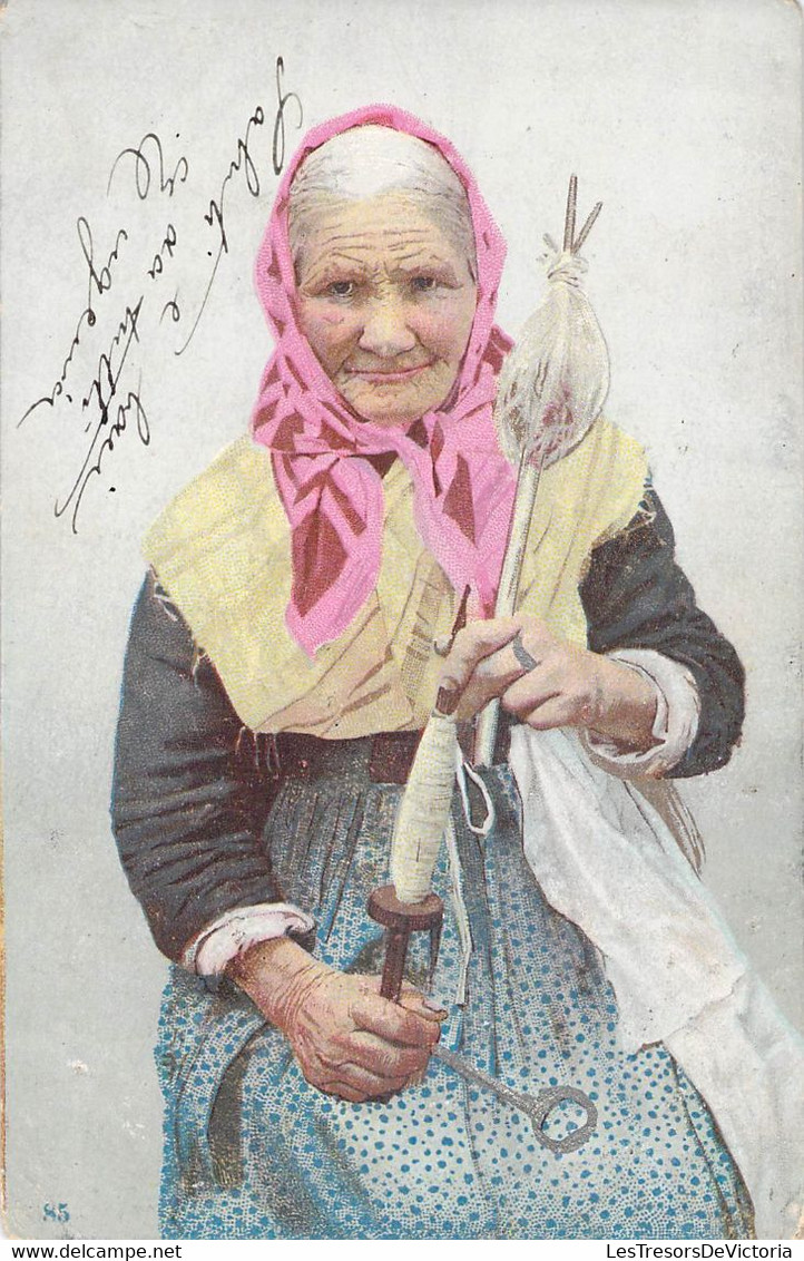 CPA D'une Femme Agée - Fileuse - Quenouille - Fuseau - Artisanat