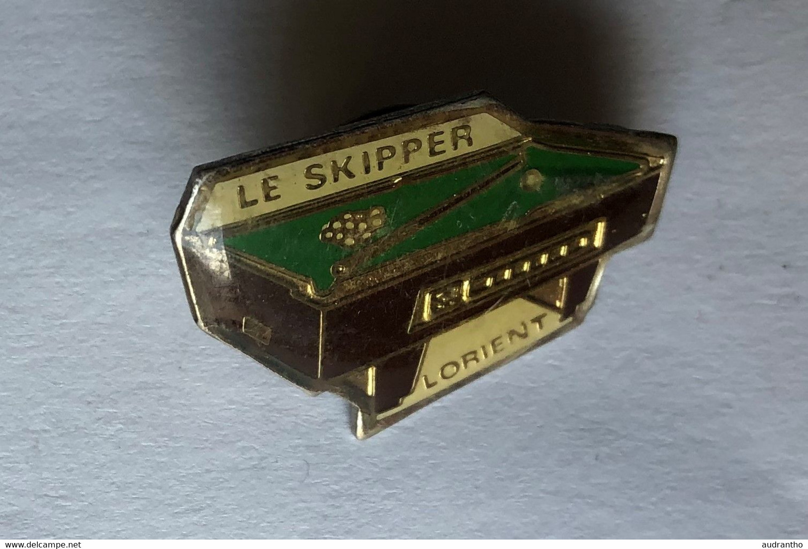 Pin's BILLARD Bar Le Skipper Lorient - Billiards