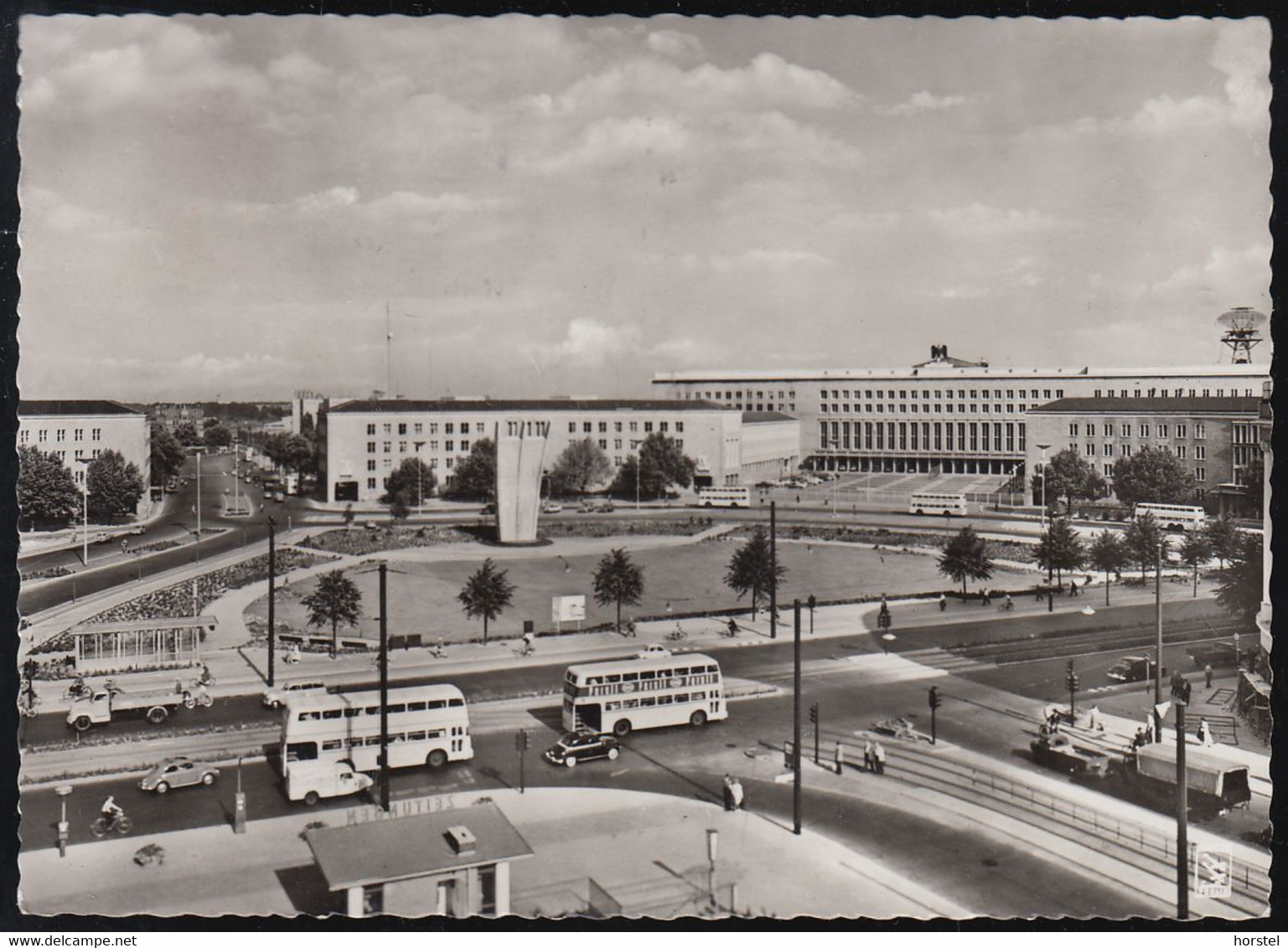 D-12101 Berlin - Flughafen Tempelhof - Luftbrückendenkmal - Cars - Tempo-Wagen - VW Käfer - BVG Bus - Nice Stamp - Tempelhof