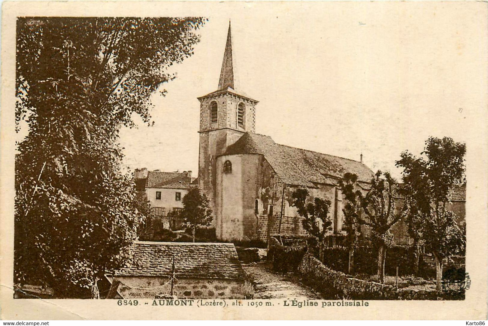 Aumont * Un Coin Du Village Et L'église Paroissiale - Aumont Aubrac