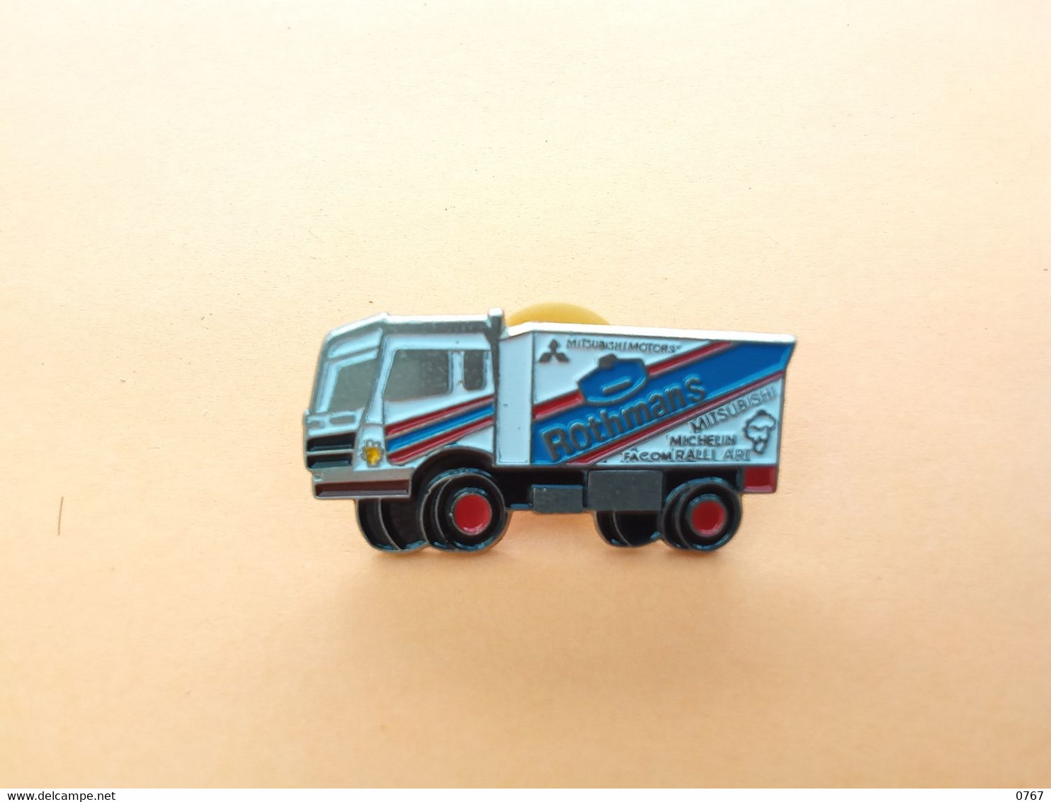 Pin S Pin's AUTOMOBILE AUTO CAMION POIDS LOURD MITSUBISHI MICHELIN FACOM DAKAR Metal (bazarcollect28) - Mitsubishi