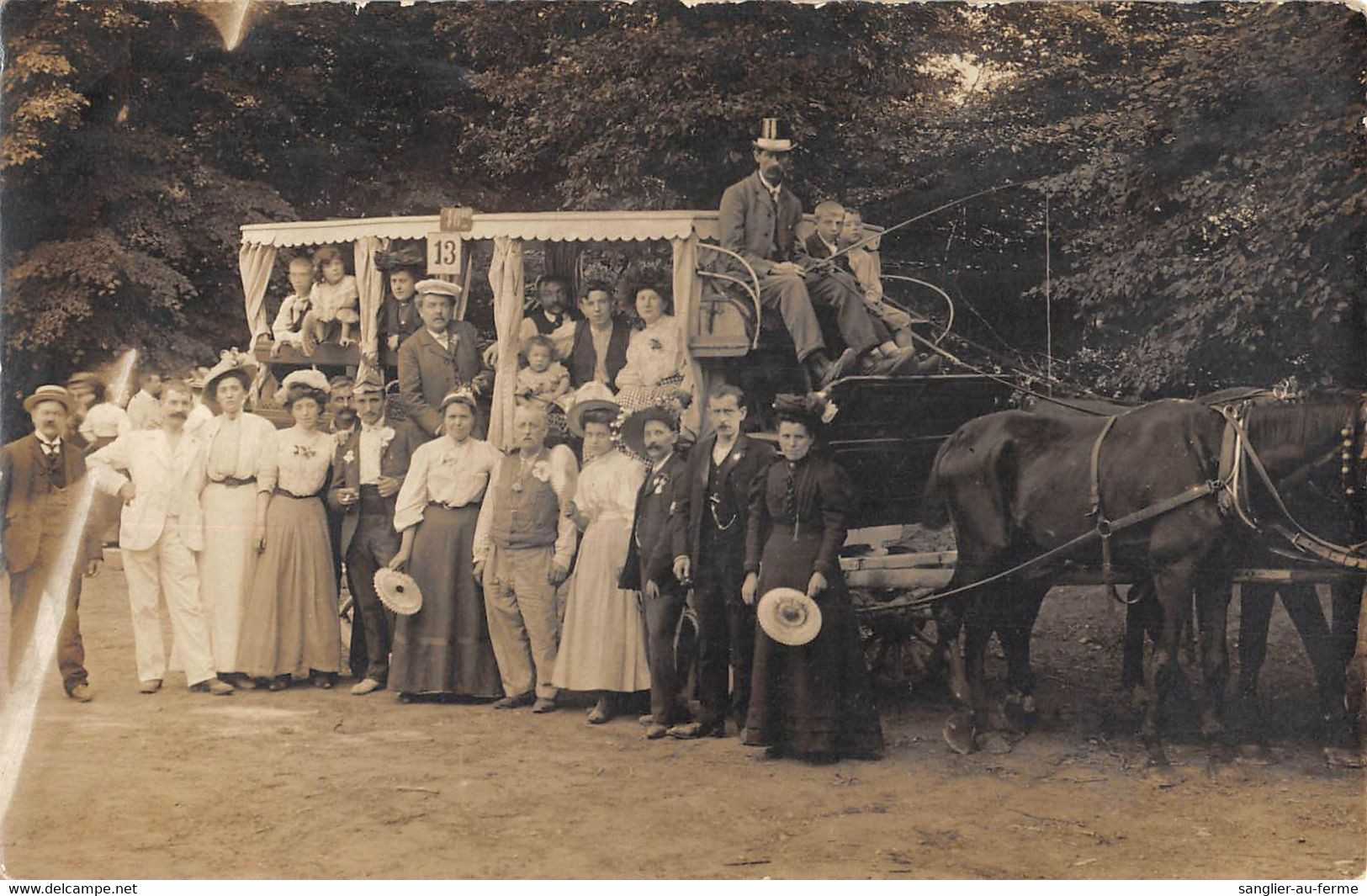 CPA CARTE PHOTO REPRESENTANT UNE DILIGENCE EN GROS PLAN AVEC GROSSE ANIMATION - Caballos