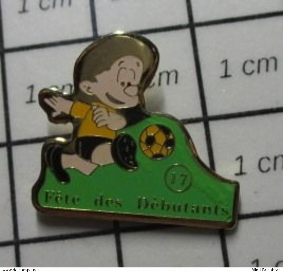 3017 Pin's Pins / Beau Et Rare / THEME : SPORTS / FOOTBALL FETE DES DEBUTANTS CHARENTE-MARITIME - Football