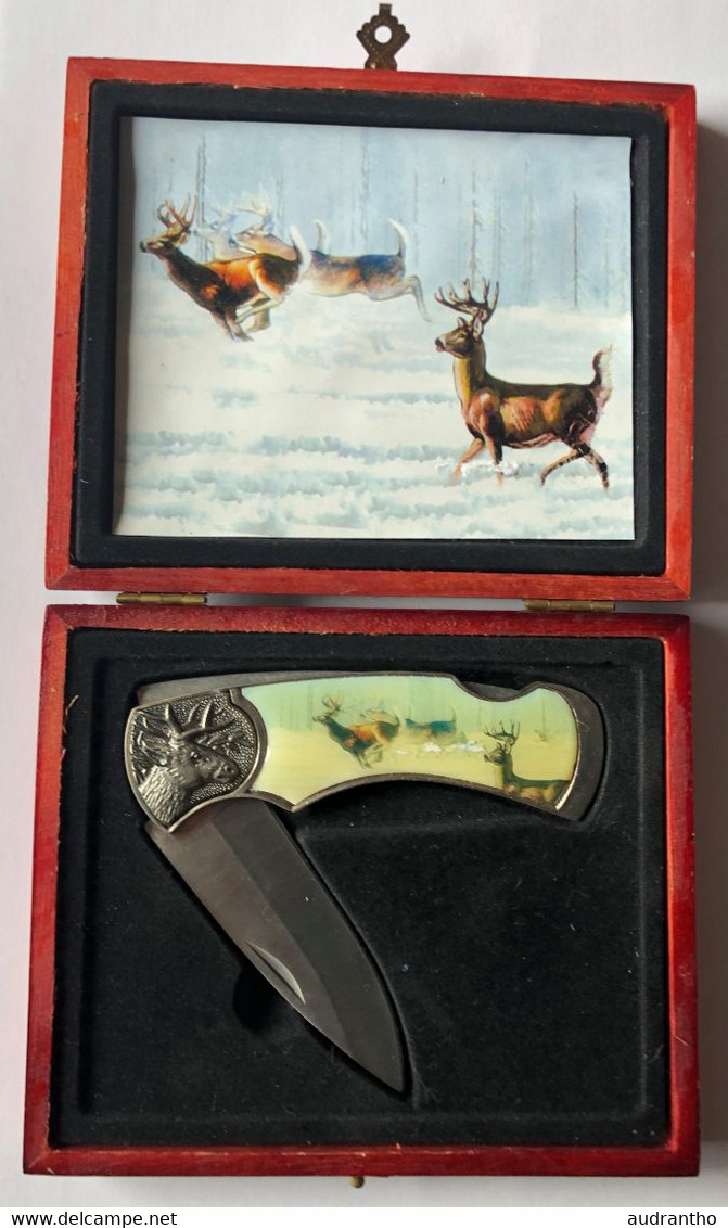 Très Beau Couteau Pliant De Chasse? Décor Manche Cerfs Et Cerf Gravé En Relief Dans Son écrin - Knives