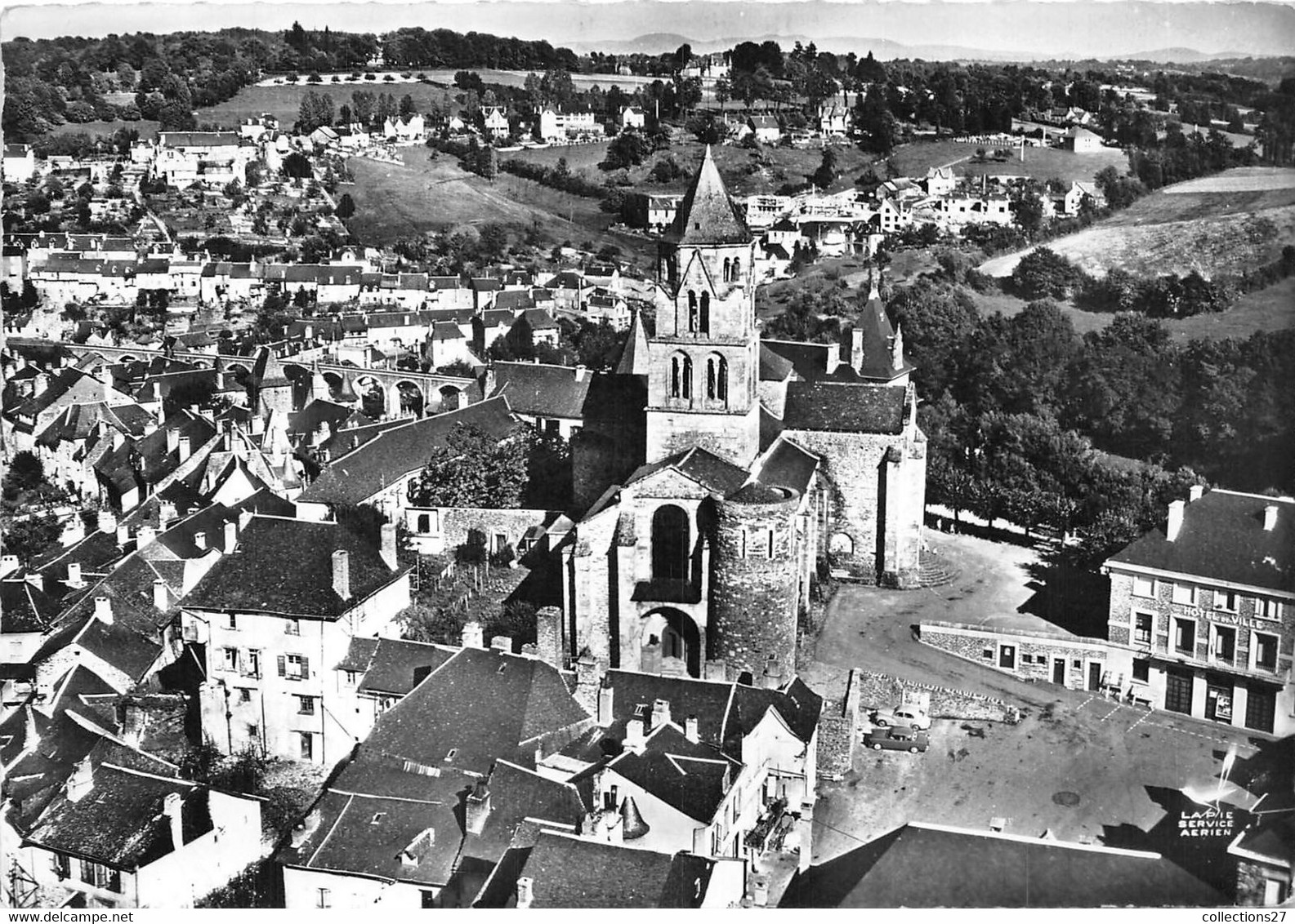 19-UZERCHE-L'EGLISE SAINT-PIERRE ET L'HÔTEL DE VILLE VUE DU CIEL - Uzerche