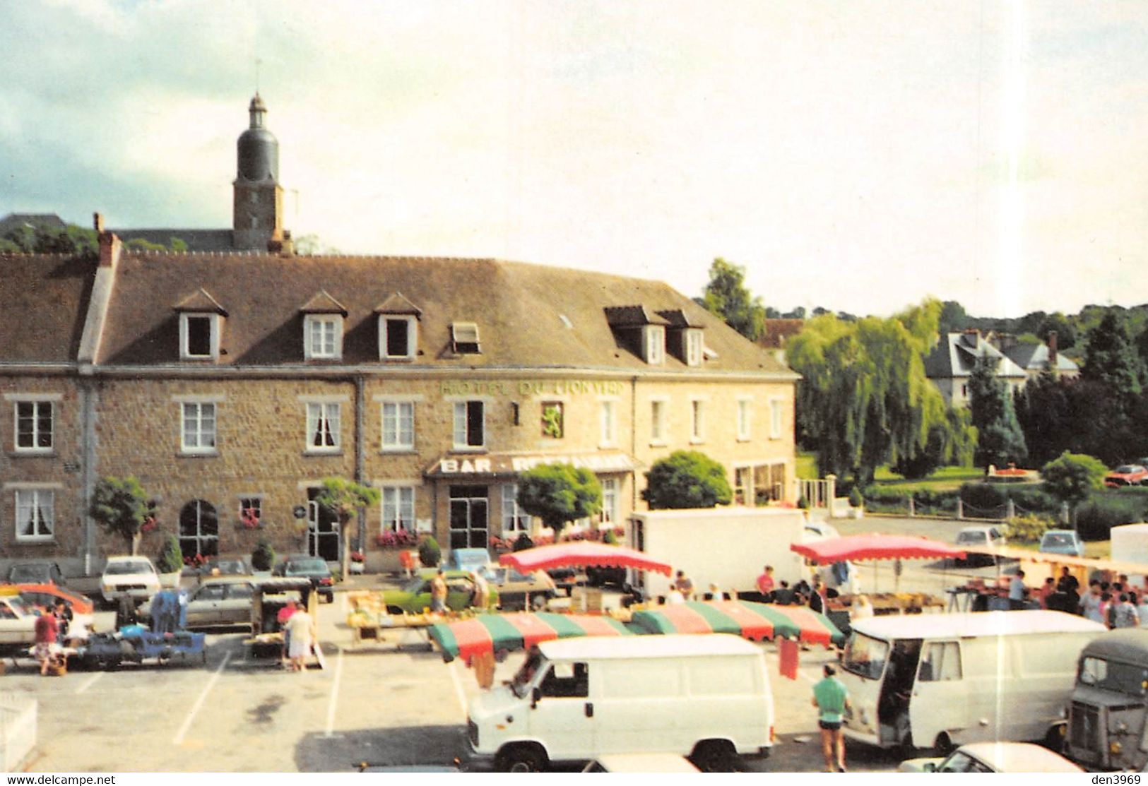 PUTANGES - Un Jour De Marché, 1988 - Fourgons, Hôtel Du Lion - Photo Jean Clérembaux, Collection Fromentin - Putanges